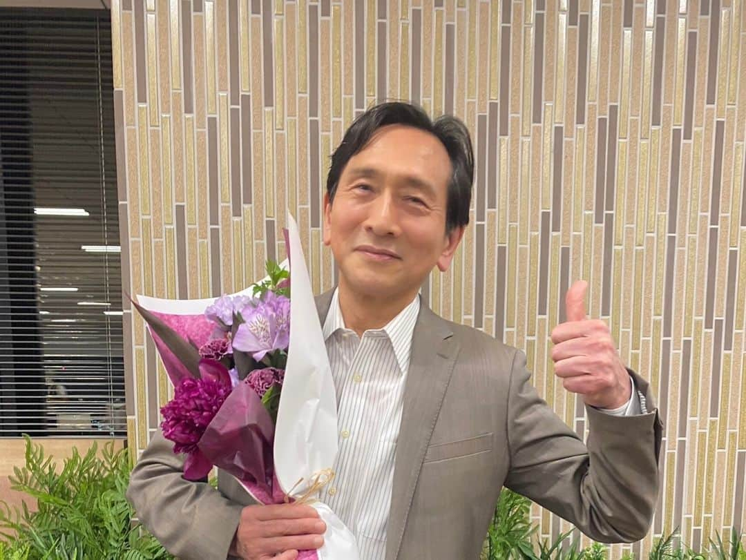 勝利の法廷式さんのインスタグラム写真 - (勝利の法廷式Instagram)「⋱㊗️クランクアップ💐 ⋰ "黛十和"役　#入来茉里 さん "早乙女蓮"役　#カトウシンスケ さん "芳野小太郎"役　#矢島健一 さん  十和、そして蓮。 愛する人への想いが溢れるシーン…とても素敵でした😭  9話ラスト── 速水との関係が明らかとなった、編集長・芳野。 最終回、どうなる⁉️  　　　　　全ての真相が明らかに！💥 ＼最終回・CASE10「約束」放送まであと3日⚖️／  #勝利の法廷式 #志田未来 #風間俊介 #髙橋優斗 #HiHiJets #ジャニーズJr. #遊井亮子 #泉澤祐希 #市川知宏 #北乃きい #升毅」6月12日 19時00分 - houtei_drama