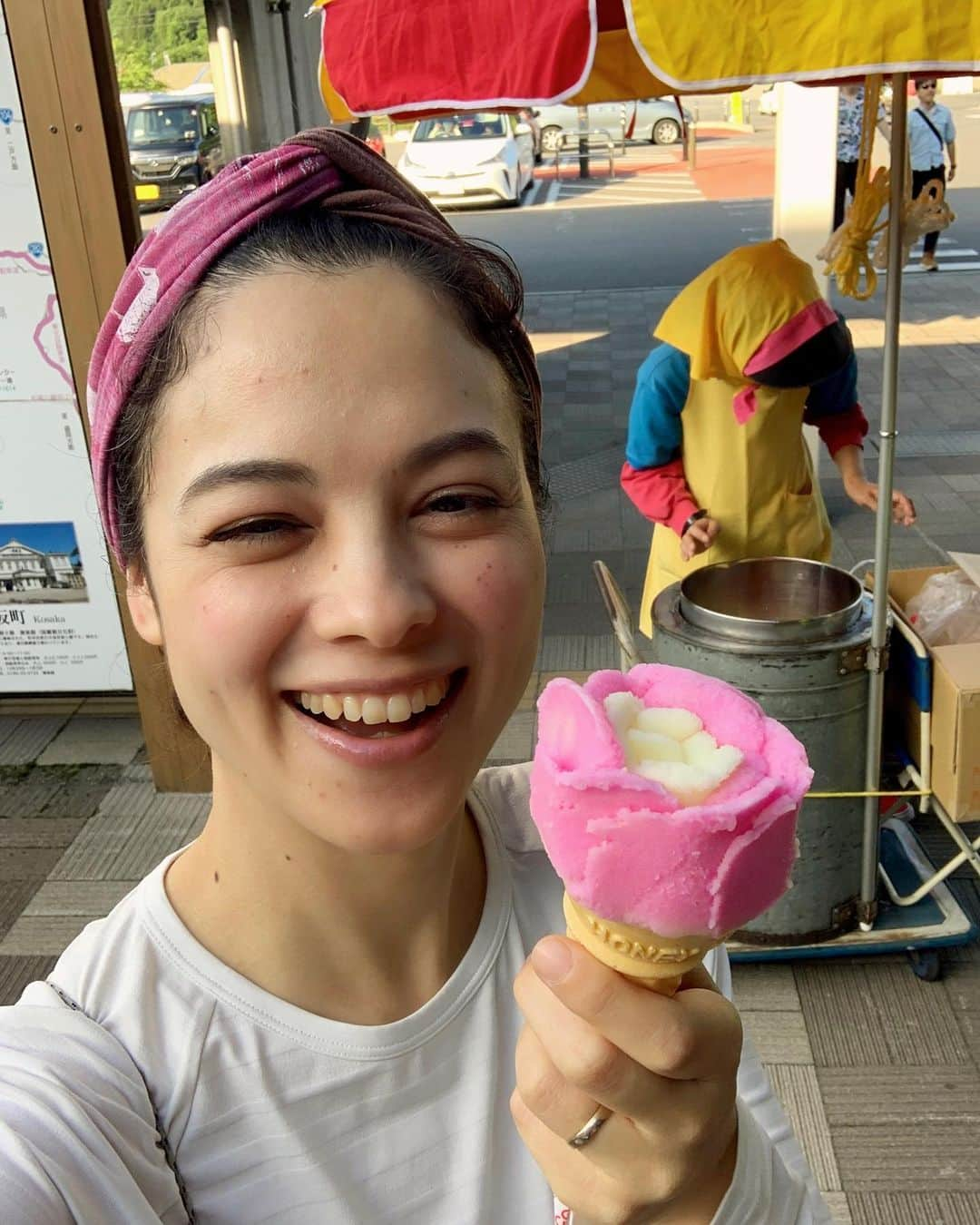 仲川希良さんのインスタグラム写真 - (仲川希良Instagram)「一泊二日の秋田県藤里町 時間が足りなくて足りなくて足りなくて……！！！ ・ そんな時でも絶対に行きたいのは道の駅と地元スーパーです 姫竹、白神舞茸、きりたんぽ、バター餅 息子にはブナ材のクマさん型コースターをお土産に ・ そして飛行場に向かいがてら駆け込みでババヘラアイスもペロリ (アイスはもちろんのことババさんの出立ちが愛らしくて……🌹) ・ ・ 幸か不幸か航空機遅延で急に時間が出来たので アイスなめなめ道の駅の駐車場にあった地図をじっくり眺めました ・ 岳岱自然教育観察林、藤里駒ヶ岳、峨瓏大滝、森のえき(ラムクレ丼😋)、藤里館…… 五能線のある海岸沿いに目を移すと、以前訪れた留山、白瀑神社、ハタハタ館 ・ 視界を少し広げて 北東には十和田湖、奥入瀬 南東には森吉山、もっといけば乳頭山 ・ 全て自分の足で歩いたことのある土地 ・ 地図に載るシンプルな文字情報から浮かんでくるのは そこで眺めた景色や出会った人やいただいた美味しいもの 私が味わった私だけの思い出たち ・ こうやって地図を前にして旅を思い返し 私自身の心にある地図を深めるひと時が好きです ・ ・ 3枚目は飛行機の窓から眺めたまごうことなき男鹿半島 当たり前なんだけど地図と同じ形で笑っちゃうよね この視点は飛行機旅の醍醐味ですね ・ まだ雪の残る鳥海山の姿も 夕闇迫る暗がりの中でギリギリ見ることができました ・ ・ ・ 今回の藤里町滞在はシェアしたいことが多過ぎて……！ またのちほど投稿させてくださいね ・ イベントにお集まりいただいた皆さん、お世話になった皆さん ありがとうございました またぜひ近いうちに！ ・ ・ ・  #⛰ #✈️ #🍨 #登山 #トレッキング #ハイキング #山旅  #森 #白神山地 #秋田県 #藤里町 #道の駅 #ババヘラアイス」6月12日 15時49分 - kiranakagawa