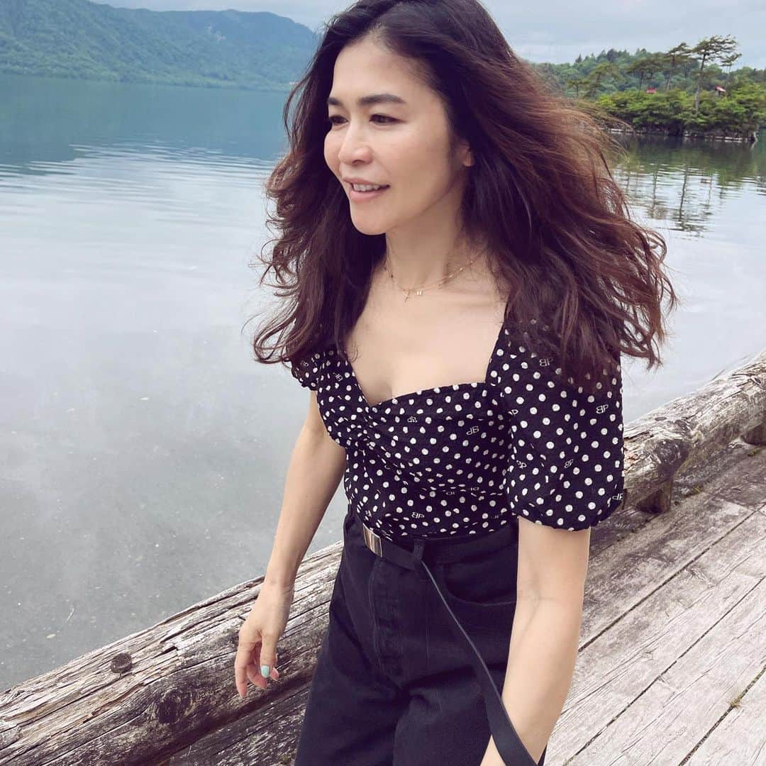 辻直子のインスタグラム：「#aomori#towadako#trip#drive  #青森凄すぎます👌🏻#季節を変えてまたかならず来たい場所になりました#今回の旅にこのデニムもつれてきました♡  毎日移動し続けてます 城ノ倉に泊まって、そこから十和田湖へ  そこまでの道のりは渓流沿いを直走る  わたし小川が大好きで、水の流れを目で追いながら只々見つづけてしまう🫶🏻  どこへ旅をしても水のある場所に惹きつけられてしまう  ありますよね、そういうこと☺️ 深い理由もなくとんでもなくツボな大好きな場所や事やもの  あー♡満足しあわせ👻 みなさんも一度は青森へ 最高ですよ」