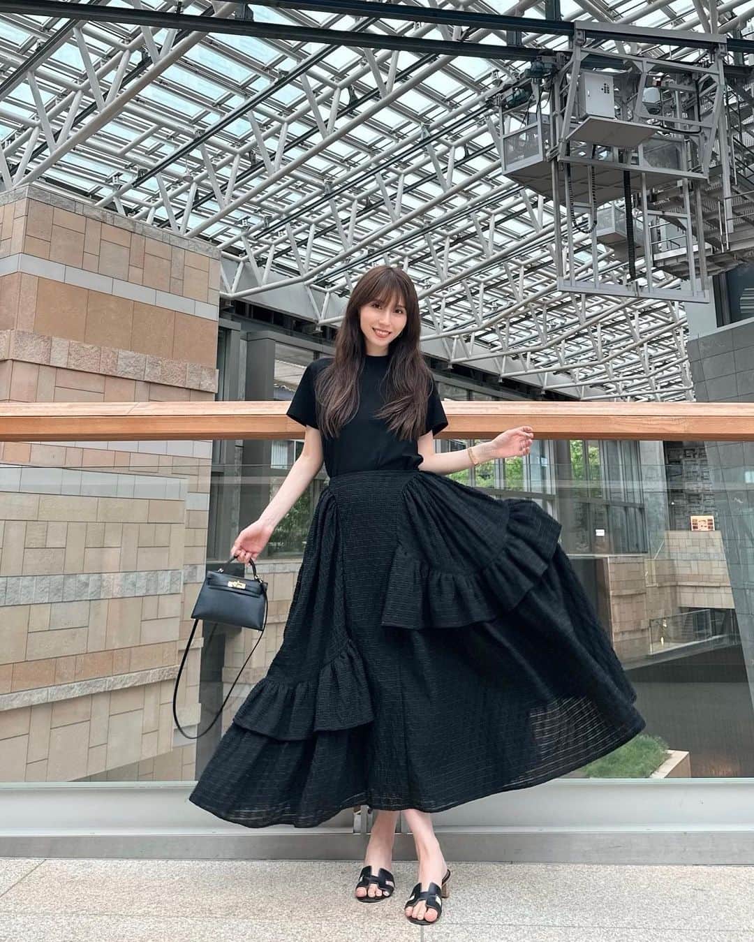 May J.さんのインスタグラム写真 - (May J.Instagram)「All black🖤 久々の　#ootd  #Tshirt & #skirt : #ceciliebahnsen @haunt_daikanyama  #Bag & #sandals : #hermes  #fashion #allblack」6月12日 15時47分 - mayjamileh