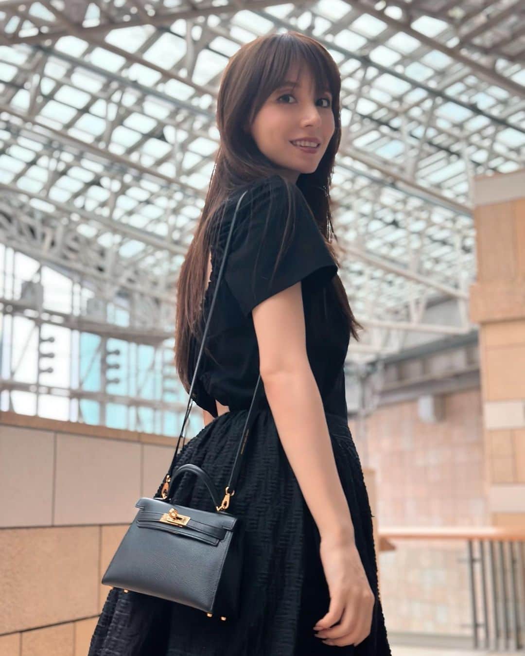 May J.さんのインスタグラム写真 - (May J.Instagram)「All black🖤 久々の　#ootd  #Tshirt & #skirt : #ceciliebahnsen @haunt_daikanyama  #Bag & #sandals : #hermes  #fashion #allblack」6月12日 15時47分 - mayjamileh