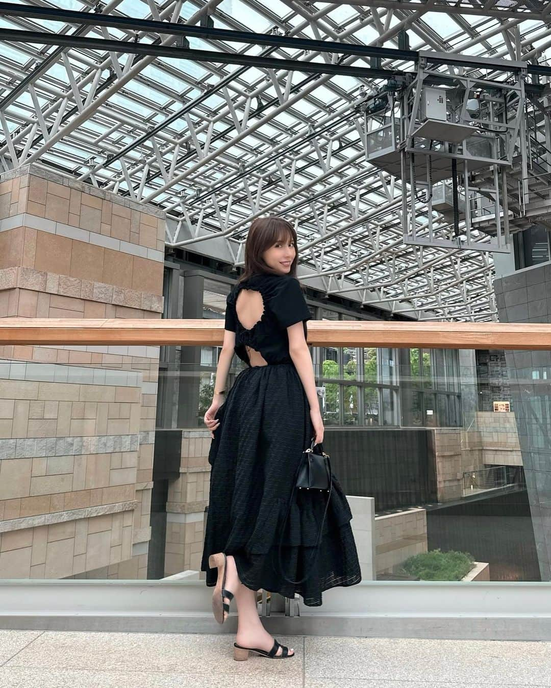 May J.のインスタグラム：「All black🖤 久々の　#ootd  #Tshirt & #skirt : #ceciliebahnsen @haunt_daikanyama  #Bag & #sandals : #hermes  #fashion #allblack」