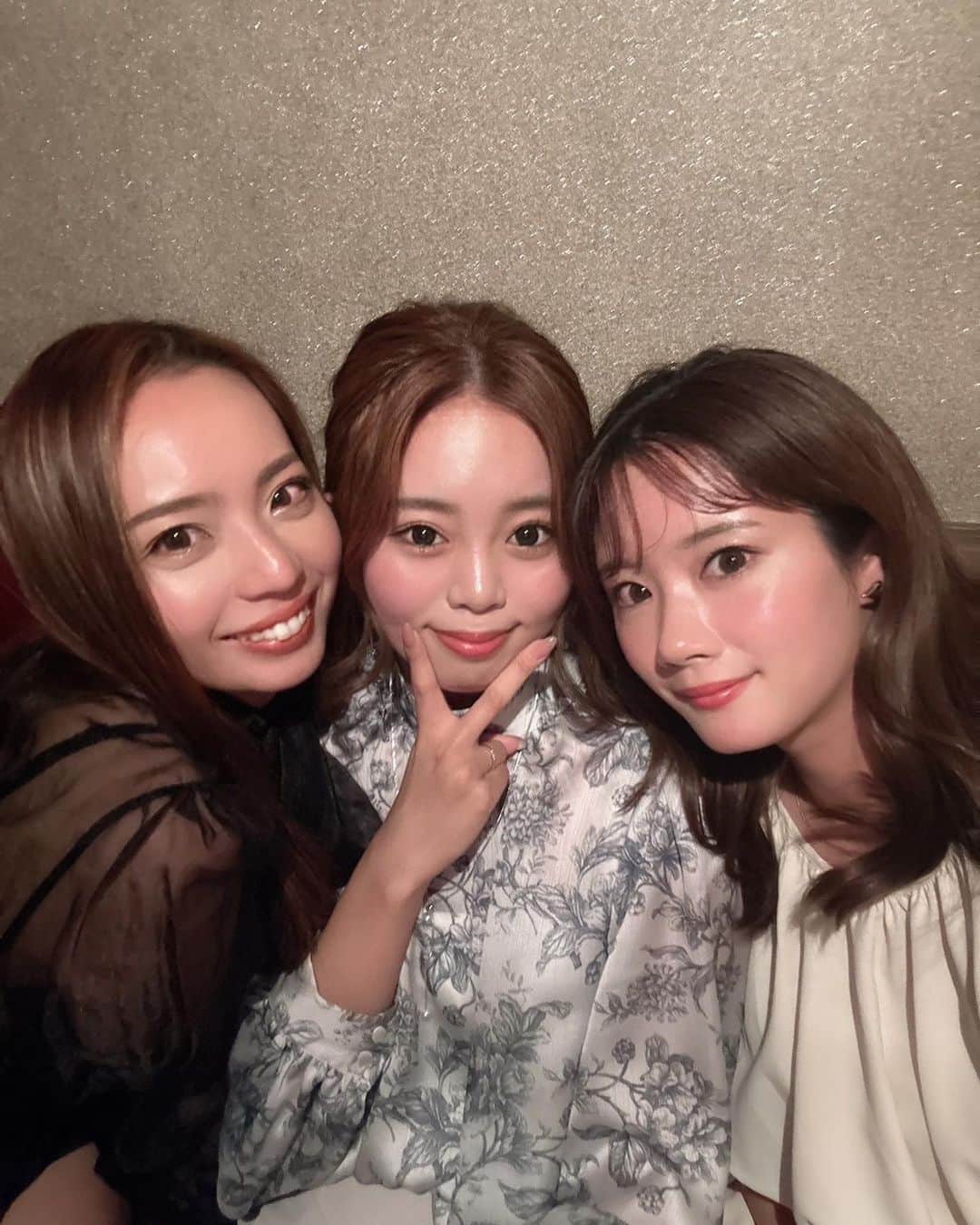 畠中清羅 のインスタグラム：「_  先日女子会をしたの💕 大人になると気の合う友達やママ友って 中々見つけられないってよく聞くけど 私は恵まれているのか大人になっても 気の合う友人と出会えて幸せだなぁ恵まれているなぁと😂🩷  とっても良き1日でした♡  この日来てたワンピース、 何を考えていたのか黒いお洋服を 1着入れてしまってグレー化しました。ショック。😭  そんな事はよくて、 母にも息抜きをくれた旦那さんに感謝です✌️ありがとう！  #女子会#たのしすぎました」