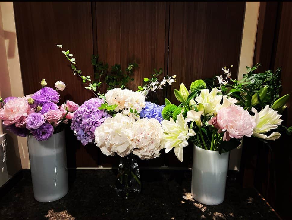 のインスタグラム：「お家の玄関がお花屋さんみたい💛」