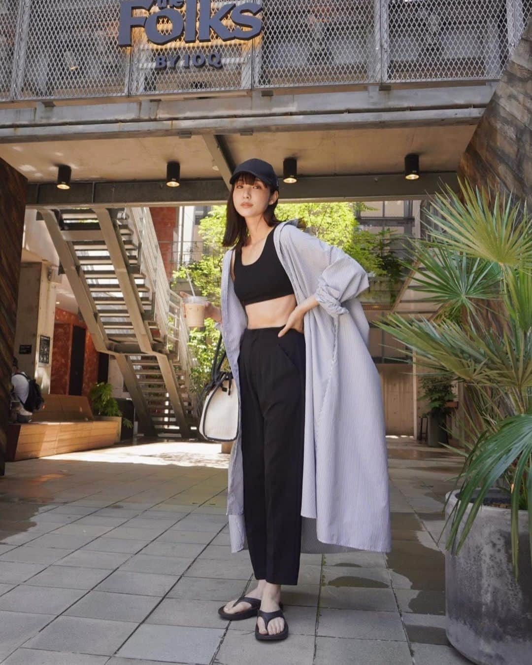 izu（出岡美咲）さんのインスタグラム写真 - (izu（出岡美咲）Instagram)「'今年の6月、なんだか陰な感じが強くない？'  今日の打ち合わせで、そんな話になり。 わたしも何だか、感覚的に 今年の6月はなんかちょっと、辛い。と感じていました。  もやっとした気持ちは、 早めにスカッとさせておきましょう〜と言う事で 最近わたしが始めたのは  丹田を鍛える呼吸法を毎日、少しの時間でも行うこと。 セロトニンが増えるので、鬱々とした気持ちを 吹っ飛ばしてくれます。  あとね、元気ない時は 思いっきり、10回くらいジャンプすると良いです。笑 思いっきりの良さが大事です。 本当に元気になるので、ジメジメに少し気分がやられている方は、是非やってみて♡  毎日キラキラHAPPY‼︎だなんてのも 何かが急激に良くなるって事も、そうそう無い。　  日々を重ねて行く事が、わたしたちの暮らし。生活。 だからこそ、ほんの少しの工夫で暮らしやすくなったりはしますから。  暮らしの中の心の色は、ふんわり、すっきり 上げていきましょ🦋  #私服 #私服コーデ #夏コーデ #梅雨入り #シャツコーデ #大人女子 #大人女子コーデ #ビーサン #oofos #LTANCHE #キャップコーデ」6月12日 16時03分 - izu_stagram