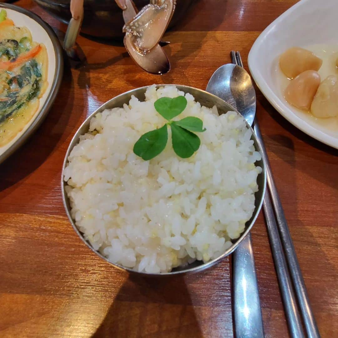 イ・グァンギさんのインスタグラム写真 - (イ・グァンギInstagram)「부산의 맛집  #어머니간장게장 사장님은 여전히 친절하시다. 네입 클로버까지 나름 인스타 각을 위한 마케팅까지 ㅋㅋㅋ 인정합니다. 멋집니다. 이모님들과 인증샷!!! 그리고 부산 최고의 맞춤정장 리버타일러에서 가봉하고 신세계 갤러리에서 장사익 선생님 사진전 관람후  최성열원장 동생과 김종원감독과 규우정에서 최고의 고기까지 대접 받았네요 #리버타일러#맞춤정장#장산최내과의원#규우정#미술사랑」6月12日 21時37分 - lee_kwang_gi