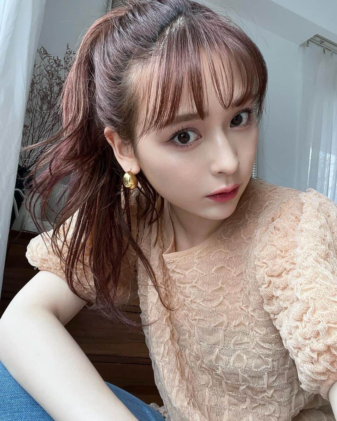 のインスタグラム：「・ ポニーテール久々にした🧡🧡 メイクしっかり目の日は裸眼が盛れる✌🏻」