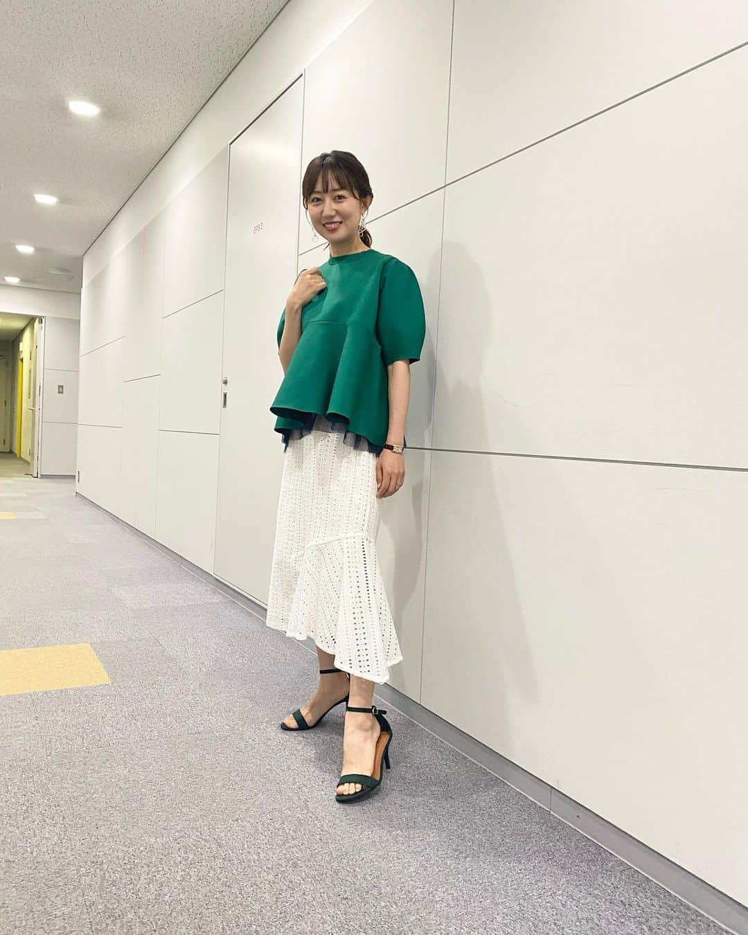 豊崎由里絵のインスタグラム：「. 明日6月13日（火）19:00〜 関西テレビ「ちゃちゃ入れマンデー」に出演します✨ 関西のショッピングモールで楽しもうSPです😍 毎回楽しすぎるスタジオ収録。 皆さんオンエアする量の倍以上喋ってるので なんだかもったいない！！ （けど８割は番組と関係ない話）  関西にお住まいの皆さま ぜひ、ご覧くださーい✨  . ところで、昨日はテレビが壊れ 今日はお風呂のお湯が出なくなった我が家…😇  お風呂のお湯を5センチほどためたところでお湯が出なくなり とりあえず子どもたちだけそのお湯で洗って 私と夫は水シャワーか😱 となってましたが、 通っているスポーツジムに相談したら 快くシャワーのみの利用をオッケーしてくださり とりあえずシャワーを浴びることができました！！🥹❤️  さて。 明日からどうしよう。  ニット、スカート @verofonna  ピアス @____usako____  スタイリスト @stylist_franc chie oshitani」