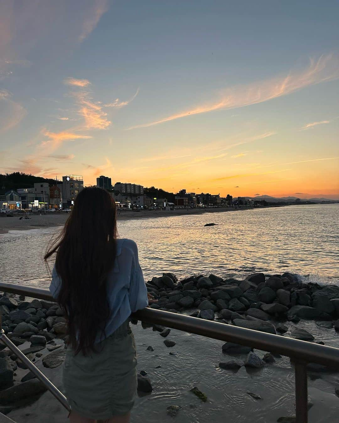 ティナ さんのインスタグラム写真 - (ティナ Instagram)「Gangneung was so beautiful…🫶🏻Saw the moon & sunset at the same time 🌕」6月12日 21時36分 - soobeanie_