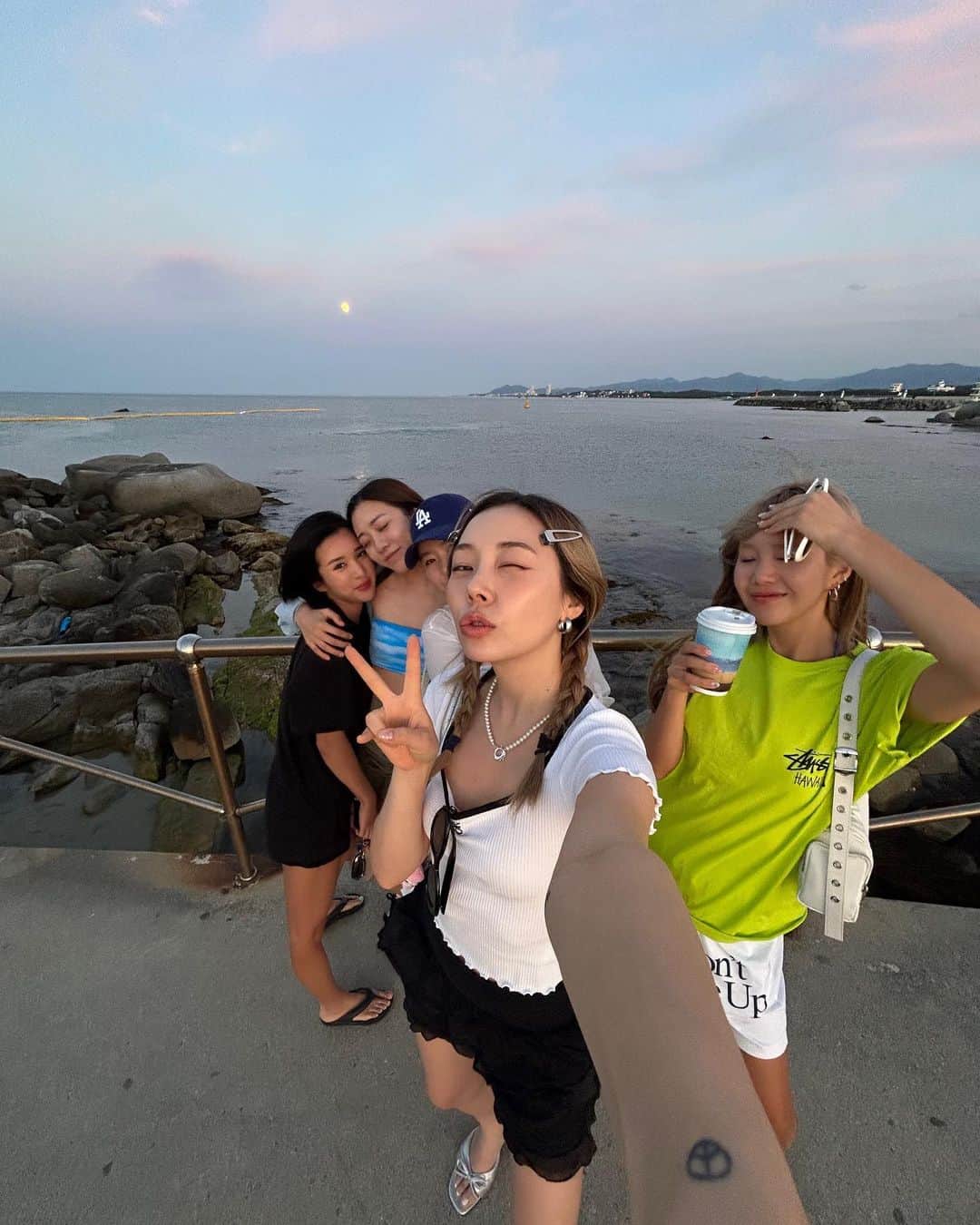 ティナ さんのインスタグラム写真 - (ティナ Instagram)「Gangneung was so beautiful…🫶🏻Saw the moon & sunset at the same time 🌕」6月12日 21時36分 - soobeanie_