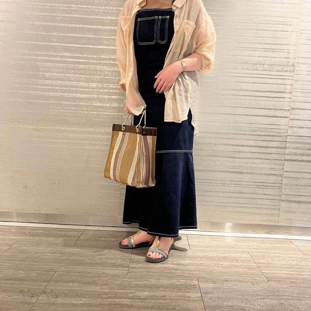 のインスタグラム：「🌺new arrival🌴  メタルプレート使いがシャープで大人っぽい印象のサンダルです🎶 Tストラップラインでフラットソールでも美脚見えのシルエットに！ 歩きやすさで人気のモールドソール+ストラップ仕様で安定感◎ スタイリングしやすいシンプルデザインはデイリー使いにぴったり✨   color:black, silver , green  size: S,M,L price:¥7,150(in tax) bag:¥6,930(in tax)  #LazySwan#レイジースワン#レイジースワン蒲田#tokyuplaza#東急プラザ#東急プラザ蒲田#東京#Tokyo#蒲田#靴屋#靴#シューズ#shoes#サンダル#sandal#夏コーデ#デニム#デニムコーデ#デニムワンピース#今日のコーデ#お洒落さんと繋がりたい #足元倶楽部 #インスタグラム#instagram#instafashion #룩북 #오늘뭐입지 #신발」