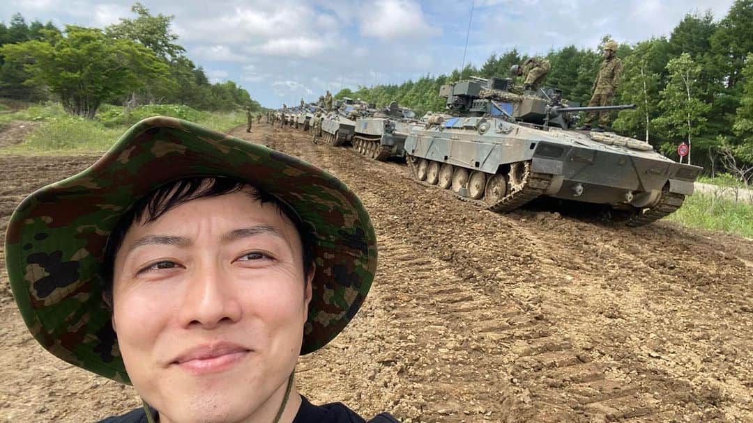 小野寺耕平のインスタグラム：「北海道！警備系公務員の車列、カツ丼！ 2枚目はタクシー無くて困った道端🫡 #トッカグン #自衛隊 #カツ丼 #北海道 #味の帝王 #陸上自衛隊」