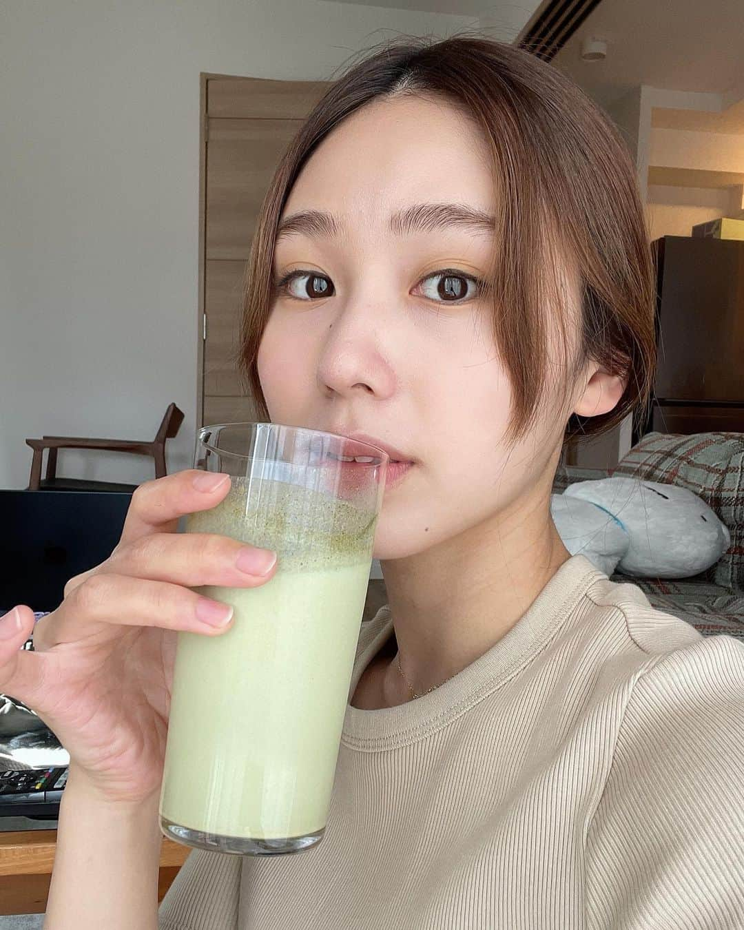 荒川真衣のインスタグラム：「飲みやすい！とかじゃなく 美味しい😋  最近は朝ごはんの置き換えで コオロギプロテイン飲んでます🦗  #クリケットプロテイン #高タンパク質 #健康意識 #体にも環境にもいいもの #飾らないヘルシーな女性を目指したいです👩‍🍼」