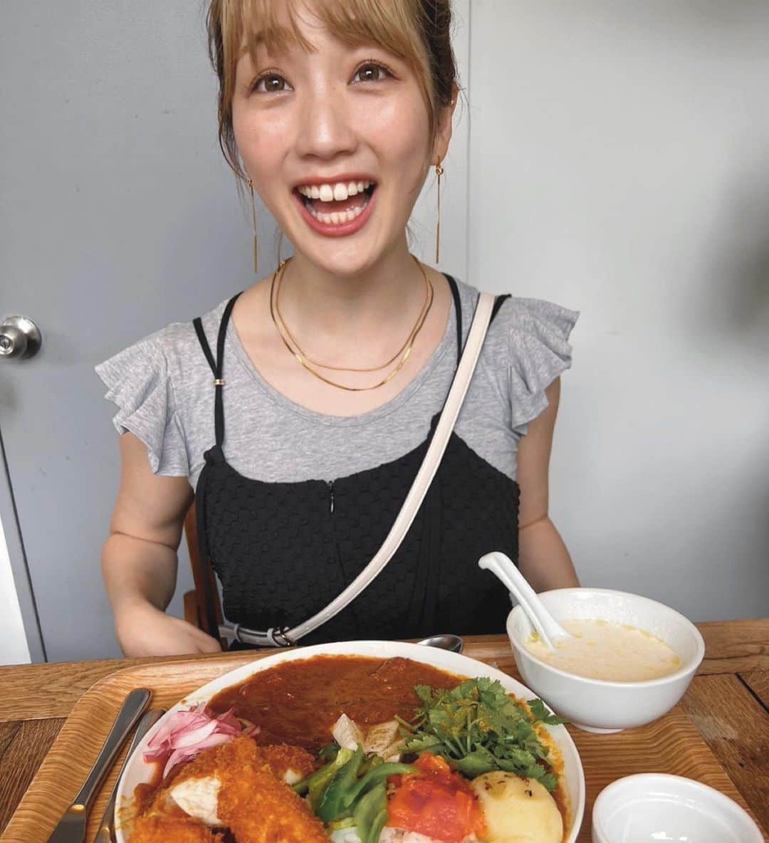 瀬川あやかさんのインスタグラム写真 - (瀬川あやかInstagram)「* トッピングに頼んだはずのカツが味も大きさもトッピングのレベルではなかった時の衝撃🫨 まじトンカツ専門店ですよ  並べない私が並んで食べたんだけど並んでよかった食べてよかっためためたに美味しかった🥹🥹 食べ切れない分は持ち帰らせていただきました🥹 またお腹ぺっこぺこで絶対行くぅ！  これは美容室行く前！ お団子できるようなった！」6月12日 16時17分 - segawa_ayaka