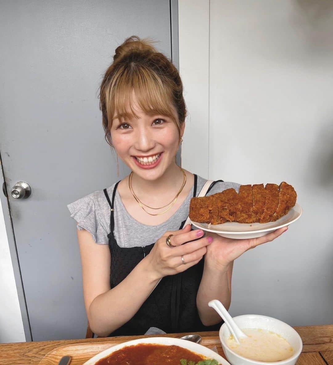 瀬川あやかさんのインスタグラム写真 - (瀬川あやかInstagram)「* トッピングに頼んだはずのカツが味も大きさもトッピングのレベルではなかった時の衝撃🫨 まじトンカツ専門店ですよ  並べない私が並んで食べたんだけど並んでよかった食べてよかっためためたに美味しかった🥹🥹 食べ切れない分は持ち帰らせていただきました🥹 またお腹ぺっこぺこで絶対行くぅ！  これは美容室行く前！ お団子できるようなった！」6月12日 16時17分 - segawa_ayaka