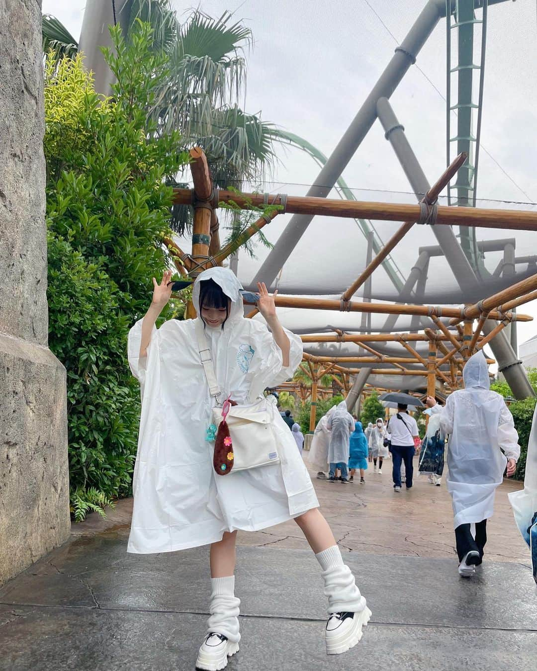 平野友里（ゆり丸）さんのインスタグラム写真 - (平野友里（ゆり丸）Instagram)「🌏  大雨のユニバもレアでめちゃ たのしかった〜〜(^｡^)☔️✨  スヌーピーのレインコート🐶🤍 フードに耳ついてるのが最高に かわちい！🤍🖤  久しぶりにレインコート着たけど まじすごいね、濡れないね🤣✨  ・ ・ ・ ・  #ユニバ #ユニバーサルスタジオジャパン #ユニバコーデ #ユニバーサルスタジオジャパン🌏 #ユニバコーデ #ユニバーサル・スタジオ・ジャパン #ユニバ写真 #雨の日コーデ #雨の日ユニバ #レインコート #usj #usjコーデ #usj🌏 #スヌーピー #スヌーピーグッズ #西丸旅 #ゆり丸トラベル #女子旅 #大阪 #大阪観光 #大阪旅行 #女子旅行 #女子旅コーデ #ゆり丸 #ユニバ🌏」6月12日 16時20分 - yurimaruchan___