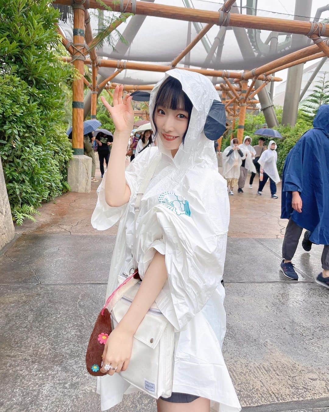 平野友里（ゆり丸）のインスタグラム：「🌏  大雨のユニバもレアでめちゃ たのしかった〜〜(^｡^)☔️✨  スヌーピーのレインコート🐶🤍 フードに耳ついてるのが最高に かわちい！🤍🖤  久しぶりにレインコート着たけど まじすごいね、濡れないね🤣✨  ・ ・ ・ ・  #ユニバ #ユニバーサルスタジオジャパン #ユニバコーデ #ユニバーサルスタジオジャパン🌏 #ユニバコーデ #ユニバーサル・スタジオ・ジャパン #ユニバ写真 #雨の日コーデ #雨の日ユニバ #レインコート #usj #usjコーデ #usj🌏 #スヌーピー #スヌーピーグッズ #西丸旅 #ゆり丸トラベル #女子旅 #大阪 #大阪観光 #大阪旅行 #女子旅行 #女子旅コーデ #ゆり丸 #ユニバ🌏」