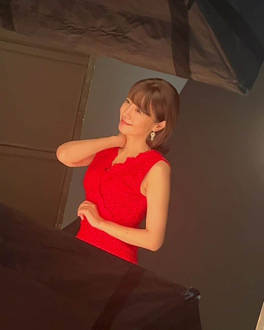 のインスタグラム：「雨が多い季節ですねー  週刊大衆の表紙  本日発売です〜  #週刊大衆 #カメラマン #西田幸樹さん #良い一日を✨」