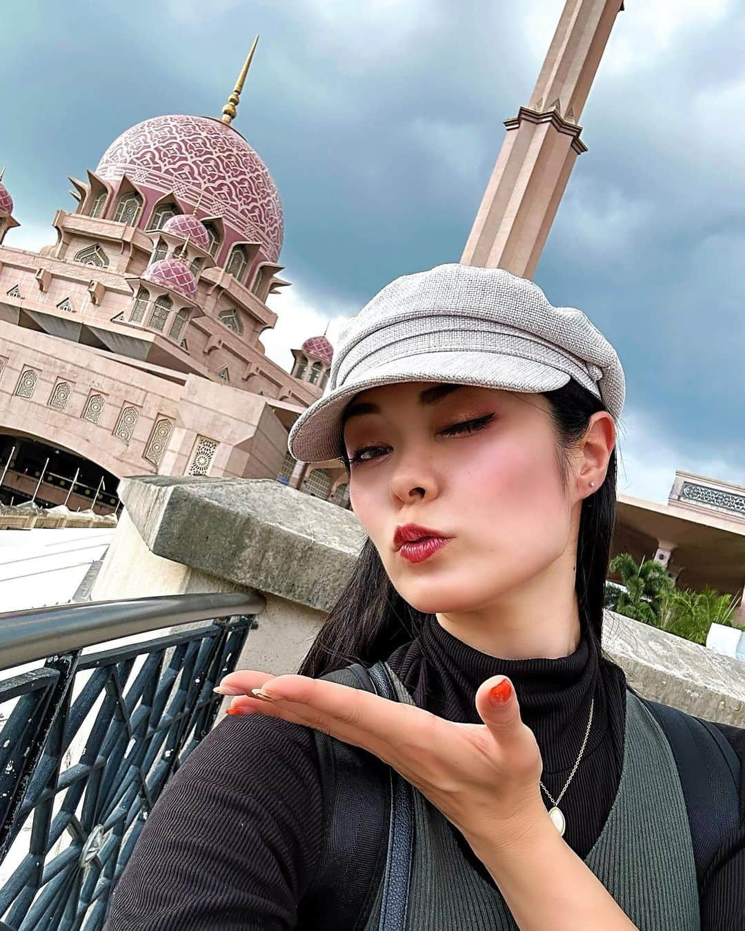 せいなのインスタグラム：「💖Pink Mosque💖 . . マレーシアの投稿し忘れ🤳✨ . . 行ってみたかったピンクのモスク"Ptra Mosque"🕌💕💕 とっても可愛いくてインスタ映えでした💖✨ . . トランジットだったから、荷物ほとんど無しで、 リュックだけだったから、全然映える服装じゃないけどww . . 中に入るには、イスラム服着なきゃで、お兄さんが撮ってくれた✨ちなみに一緒に撮ろうって😂❤️ 日本人は人気みたいwww笑 . . #kualalumpur #malaysia #marinis57 #shiesha #bills #tower #fashion #dance #holiday #poledance #powerspot #dream #world #twintower #petoronastwintowers  #マレーシア #クアラルンプール #wホテル #バー #シーシャ #旅行 #旅行好きとつながりたい #女子旅 #1人旅 #自分時間 #世界中で友達作りたい」