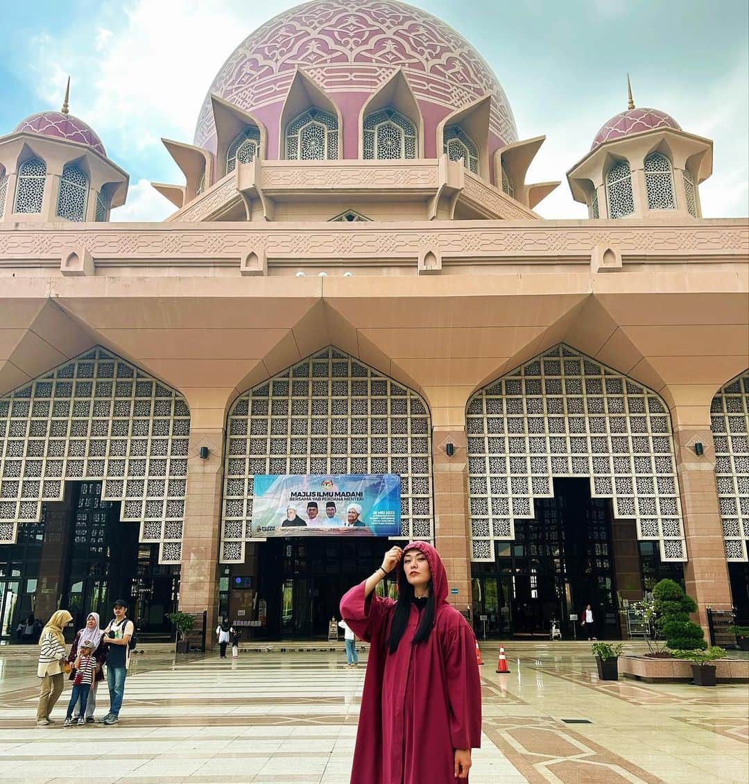 せいなさんのインスタグラム写真 - (せいなInstagram)「💖Pink Mosque💖 . . マレーシアの投稿し忘れ🤳✨ . . 行ってみたかったピンクのモスク"Ptra Mosque"🕌💕💕 とっても可愛いくてインスタ映えでした💖✨ . . トランジットだったから、荷物ほとんど無しで、 リュックだけだったから、全然映える服装じゃないけどww . . 中に入るには、イスラム服着なきゃで、お兄さんが撮ってくれた✨ちなみに一緒に撮ろうって😂❤️ 日本人は人気みたいwww笑 . . #kualalumpur #malaysia #marinis57 #shiesha #bills #tower #fashion #dance #holiday #poledance #powerspot #dream #world #twintower #petoronastwintowers  #マレーシア #クアラルンプール #wホテル #バー #シーシャ #旅行 #旅行好きとつながりたい #女子旅 #1人旅 #自分時間 #世界中で友達作りたい」6月12日 16時28分 - seina_k0403