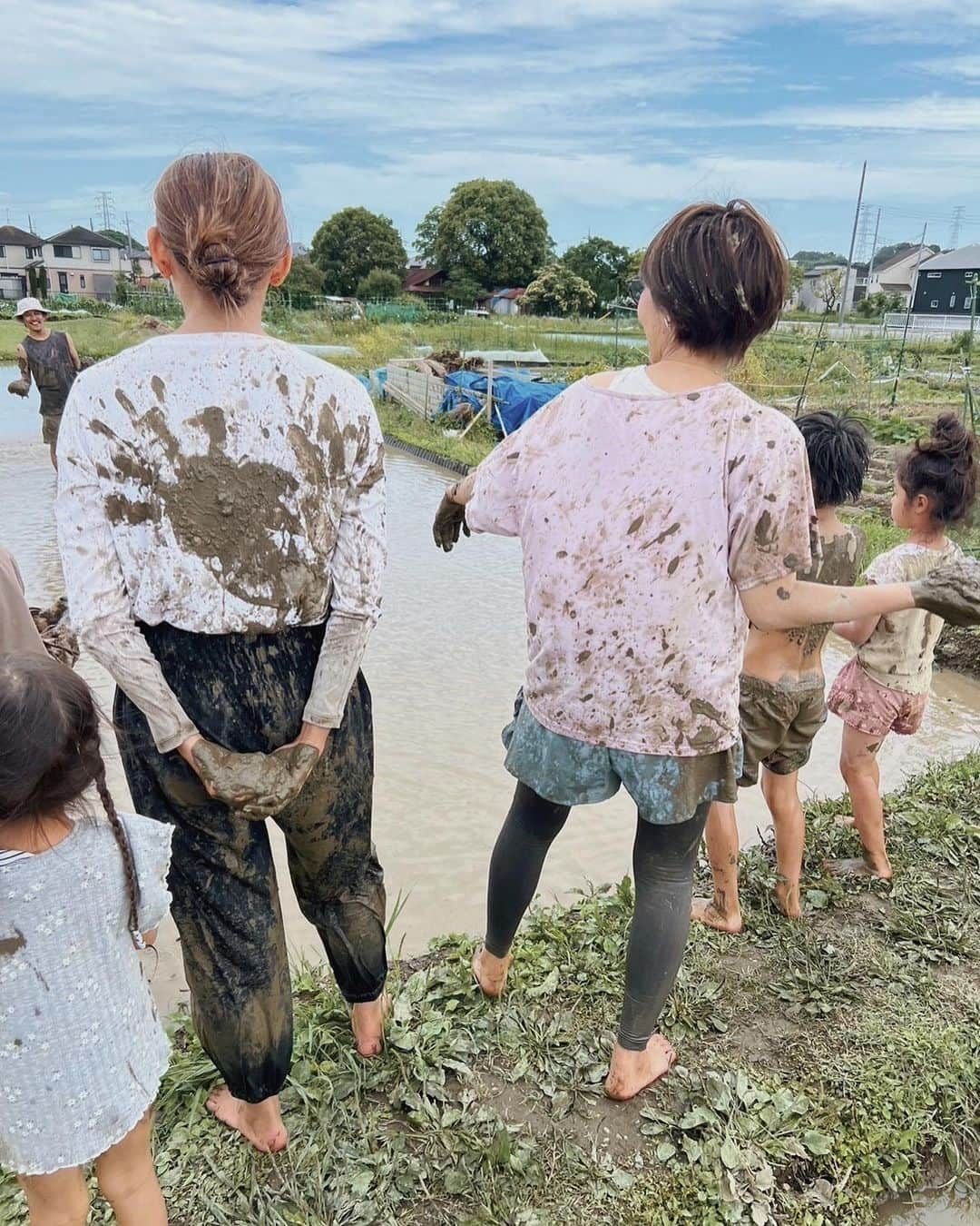 里見茜さんのインスタグラム写真 - (里見茜Instagram)「‎𓂃◌𓈒𓐍 先日は友人に誘われ、みんなで田植え体験へ🌾♡  家族みんな楽しみにしていた日。 ぬかるみに入るのすら初めての子供達。(私も) 最初は変な感触で、 難しい顔をしてた長女だけど😂 お友達も頑張ってるからと最後まで頑張って苗を植えてました🌱  休憩時間には泥団子をつくったり、最後は大人たちの本気の泥合戦。 うちのパパは日頃の思いが詰まってたのか← ママ達に泥がかかると少年のような笑顔で心から幸せそうでした。笑  お昼はここで収穫されたインディカ米のお米でカレーライスを食べたり🍛♡  自然の土の上を裸足で歩くって、なかなかこんな体験できないし日頃の電磁波も抜いてくれるので🙏 貴重な体験になりました。  一緒にやるはずの次女ちゃんは怖がってできなかったので また次回リベンジだね👭✨  #自然と触れ合う #自然栽培米  #田植え #お米」6月12日 16時28分 - satomiakane