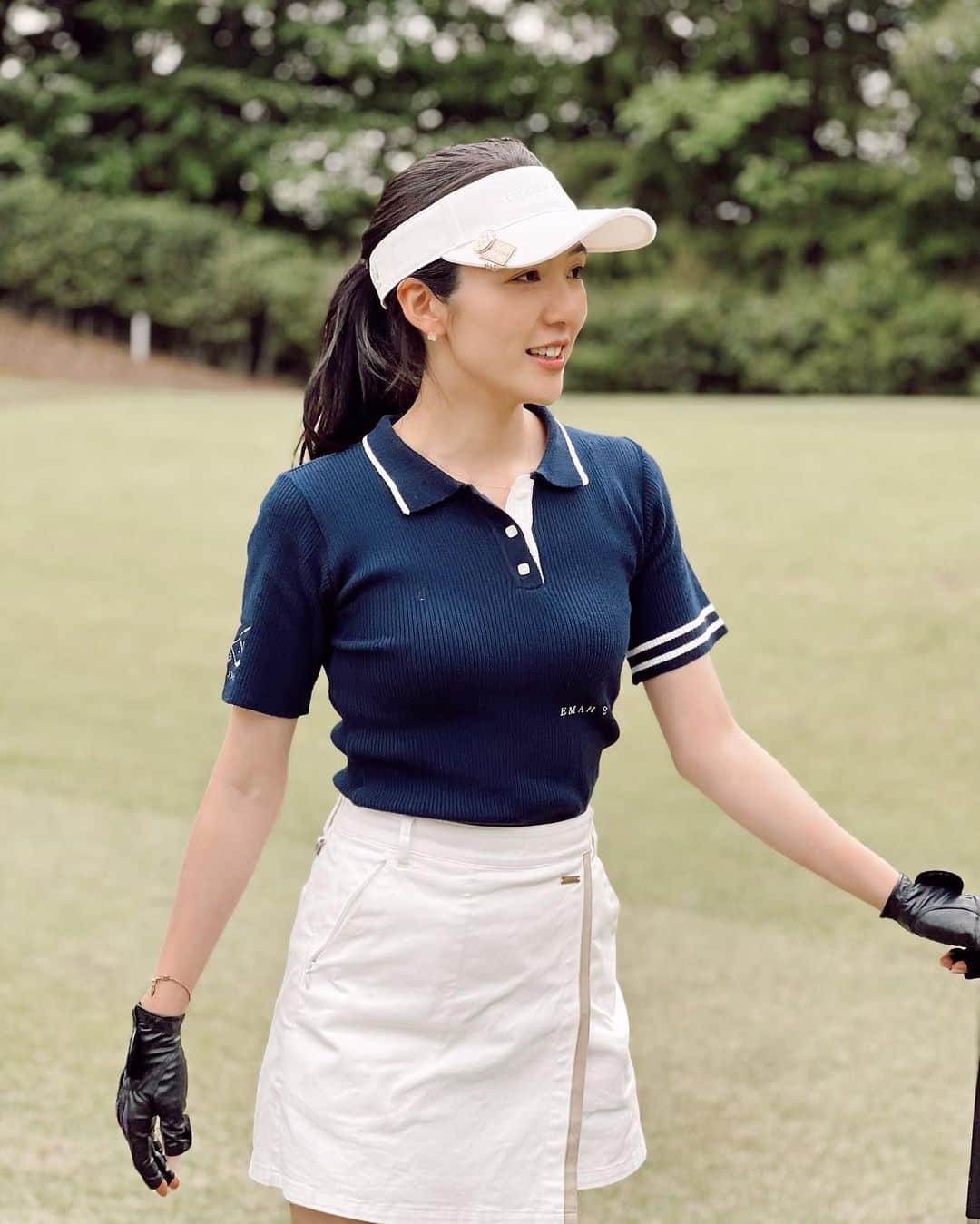 淡輪優希のインスタグラム：「先日 @emahnoah_official の新作ウェアを着て久々のラウンドへ🏌️‍♀️⛳️  6/2-4の展示会はSMART GOLF @smart_golf1 南青山店で。試着してシュミレーションゴルフもできたのでその場で着心地もチェックできて、何より最新機器と綺麗なお部屋で練習環境としても最高でした🙏🤍  ※動画はトップスのみ着用。いい感じと見せかけて死ぬほど飛んでないドライバーショットです。笑  エマノアはゴルフウェアとしてだけじゃなく、私服としても使えるアイテムたくさんです👌🌿」