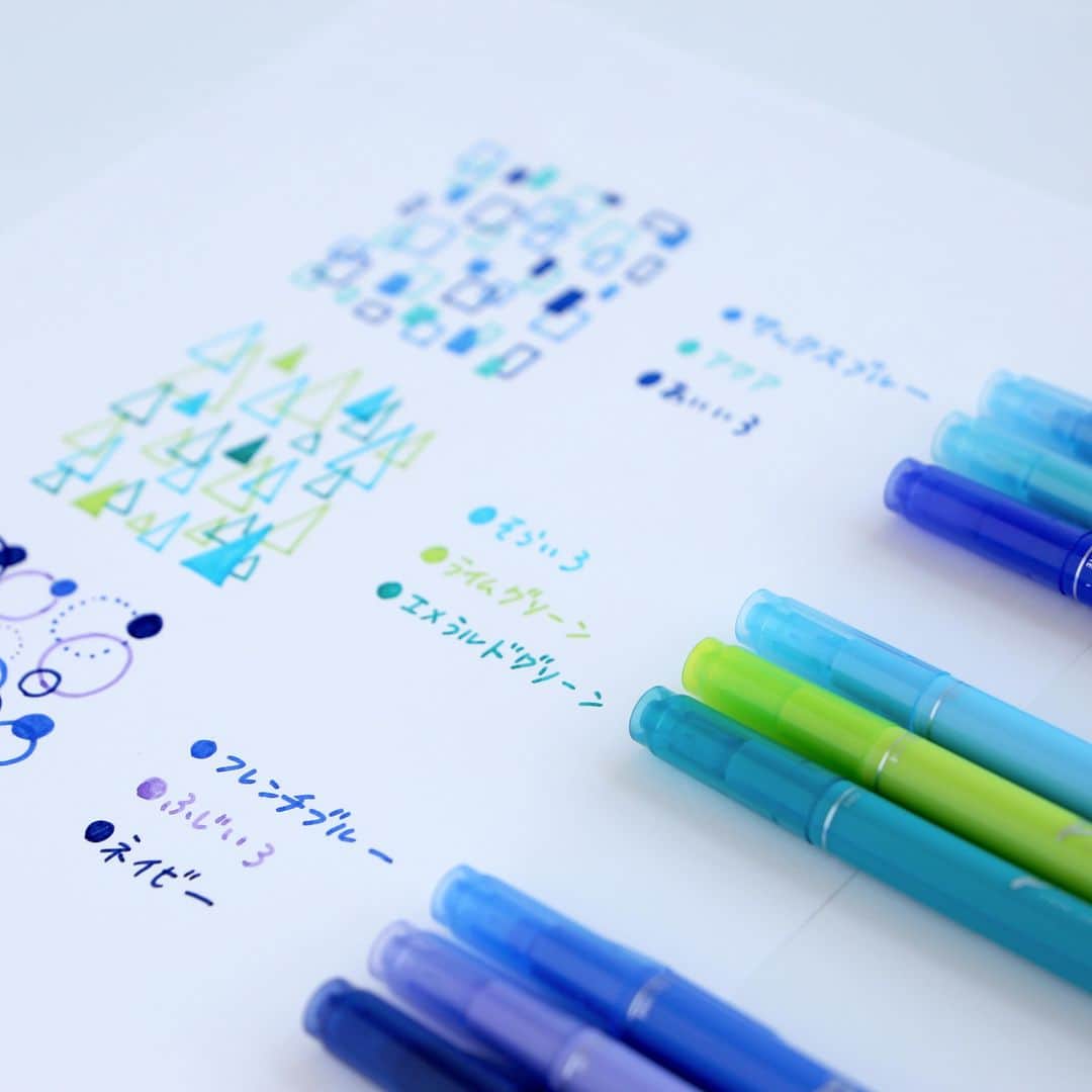 トンボ鉛筆さんのインスタグラム写真 - (トンボ鉛筆Instagram)「#プレイカラーK3色組合せパターン 🎨 全36色の水性マーカー「プレイカラーK」から寒色系でおすすめの組み合わせ3パターンを選んでみました！  ノートまとめも、3色程度に色を絞って描くとスッキリまとまります✨ 大事な用語、アンダーライン、補足メモなど、色ごとに自分で意味を持たせても◎  手帳やメモ、イラストなどにも使える配色です👍 プレイカラ―Kは0.3㎜の超極細芯と0.8㎜太芯のツインタイプなので、1本で太さの使い分けもできますよ☺️  #トンボ鉛筆 #tombowpencil #tombow #文房具 #文具好き #文房具好き #文房具好きな人と繋がりたい #okt1913 #stationery #stationerylove #stationeryaddict #文房具好き #プレイカラーK #playcolor #プレイカラー #配色 #色見本 #勉強 #勉強垢 #ぶんぼうぐ #ペン #ノート #ノート術 #青 #blue #緑 #寒色系 #寒色系カラー #寒色カラー」6月12日 16時30分 - tombowpencil