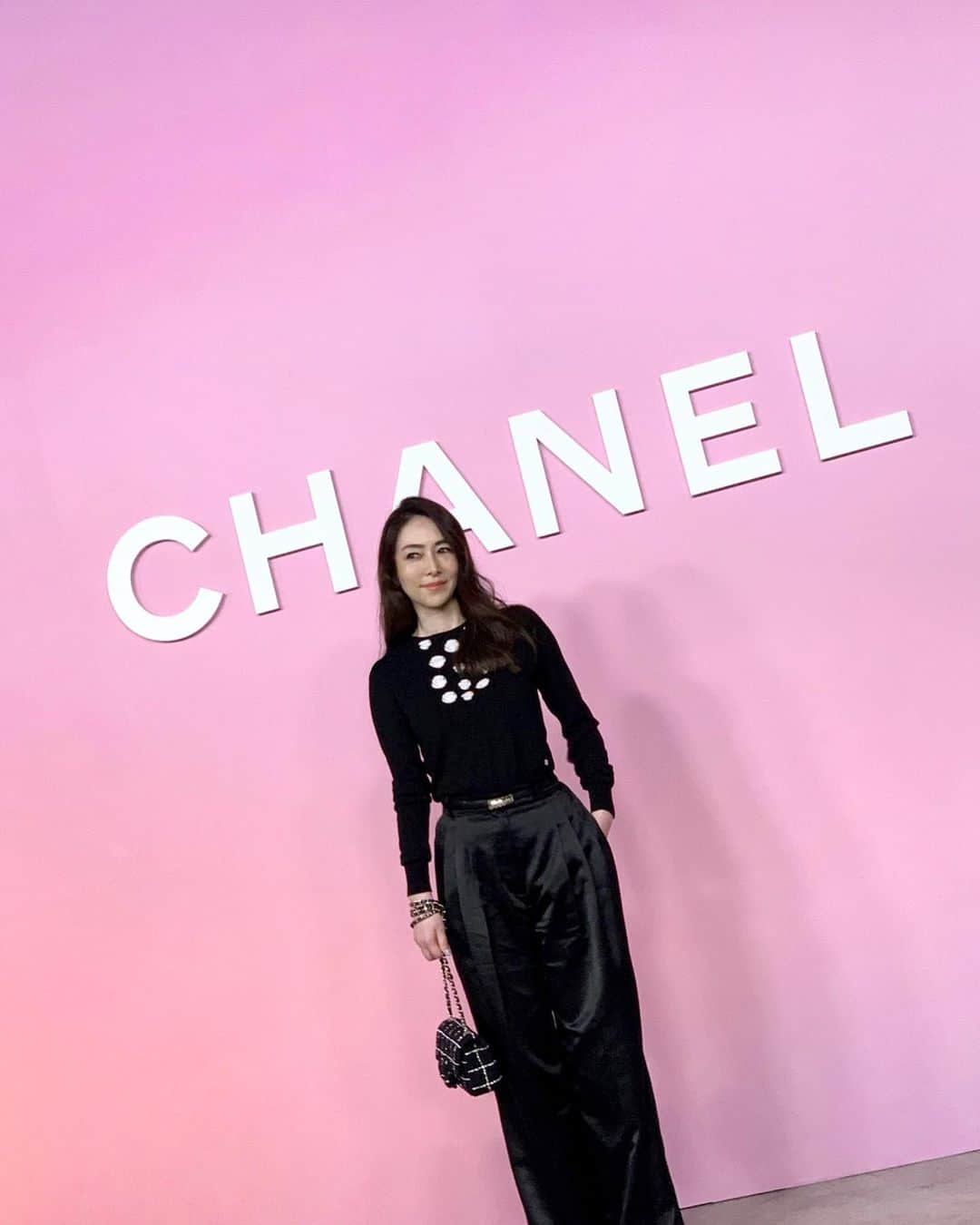 霧島れいかさんのインスタグラム写真 - (霧島れいかInstagram)「CHANEL-DAKAR MetiersdArt Collection2022/2023 show ＆ party 投稿がちょっと遅くなりました。 刺激的で素敵な夜を ありがとうございました🖤 ジェニーちゃん可愛かった！  Thank you🙏 styling... @rena_semba  makeup.. @fusakomakeup  hair.... @kotaro__hair   #chanel  #CHANELMetiersdArt #chaneldakar」6月12日 16時40分 - reika_kirishima