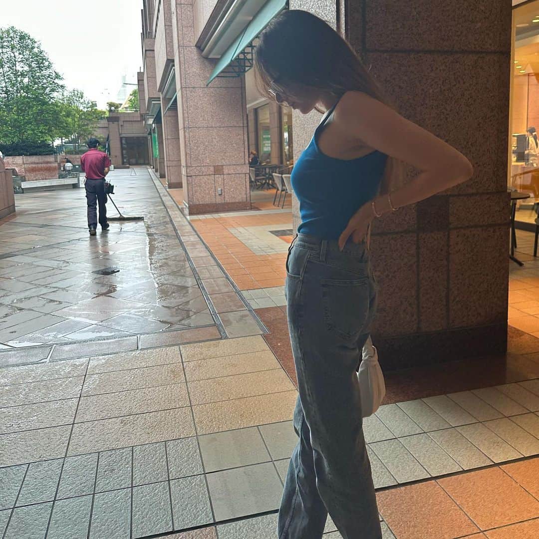 道端アンジェリカのインスタグラム：「🩵私服🩵 パンツは大好きな @aninebing  バッグと靴は @newbottega  タンクは @zara」