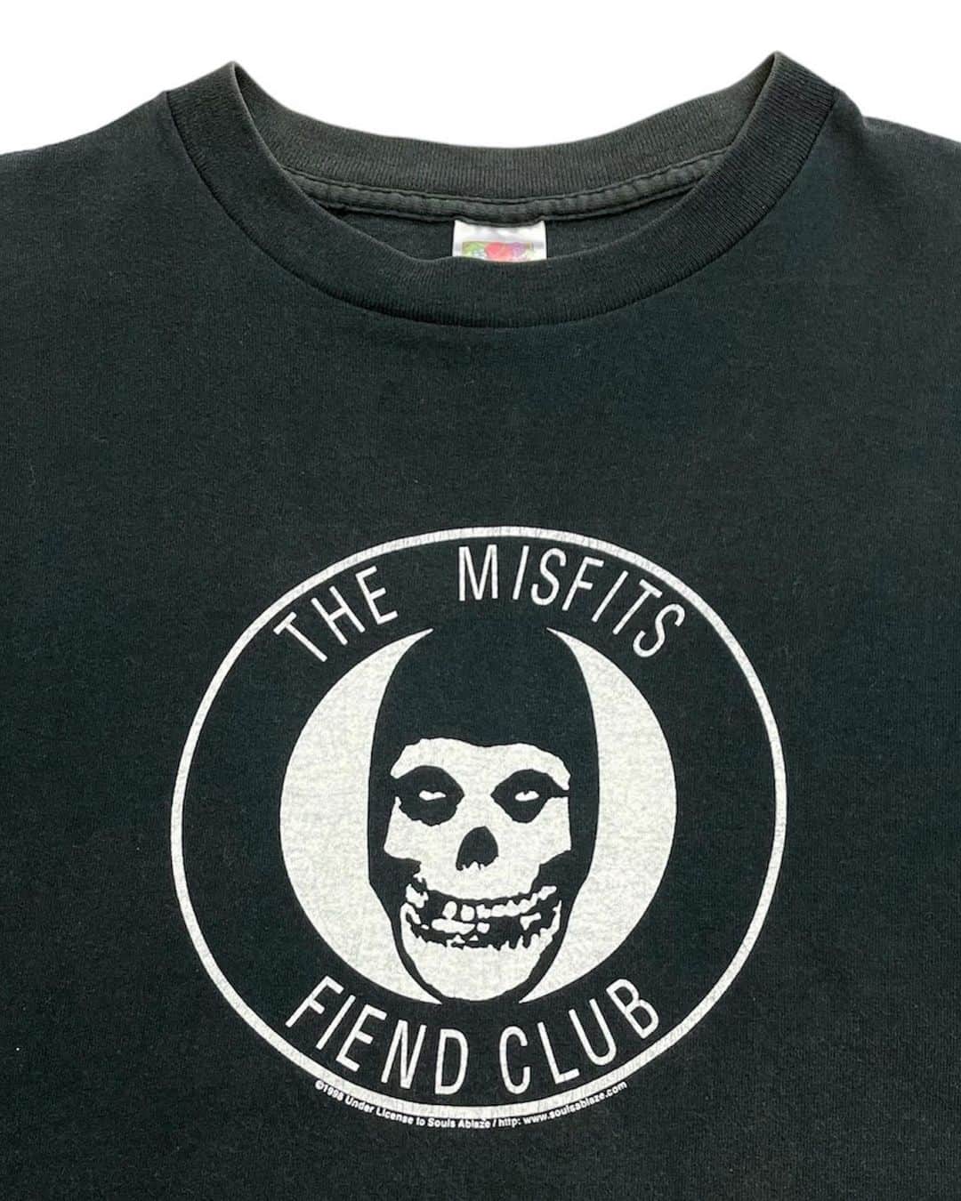 ジャムルさんのインスタグラム写真 - (ジャムルInstagram)「1998's　MISFITS Fiend Club ¥13500+tax(14850) .  1970年代の後半から活動しているアメリカのハードコア・パンクバンド、ミスフィッツ。  こちらは98年製 Fiend Club（ファンクラブ）のTシャツになります。 シンプルなクロムゾン・ゴーストのサークルロゴ プリントがカッコ良い1枚！ .  WEB SHOPに入荷しております。 是非ご覧ください。 jammru.com  #お問い合わせはお電話で承ります #jammru#jammru_tee#vintagetshirt #vintagetee#vintagebandtee#misfits #themisfits #fiendclub  #osaka  #fashion  #streetstyle  #streetfashion  #vtg  #vintage  #used  #usedclothing  #古着 #古着屋 #ファッション #70s #80s #90s」6月12日 16時35分 - jammru