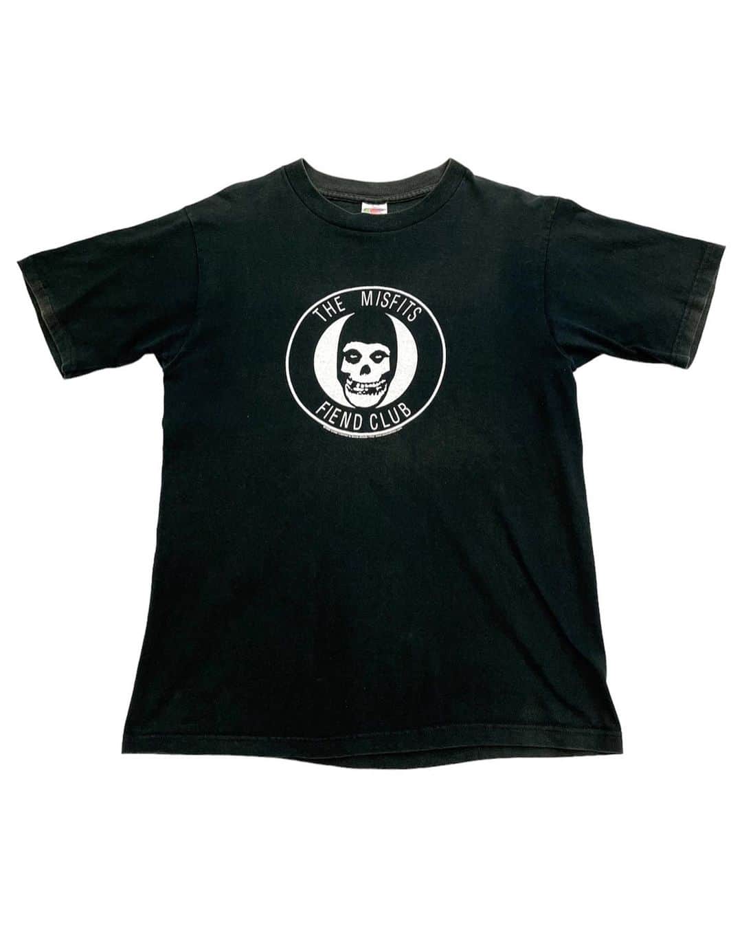 ジャムルのインスタグラム：「1998's　MISFITS Fiend Club ¥13500+tax(14850) .  1970年代の後半から活動しているアメリカのハードコア・パンクバンド、ミスフィッツ。  こちらは98年製 Fiend Club（ファンクラブ）のTシャツになります。 シンプルなクロムゾン・ゴーストのサークルロゴ プリントがカッコ良い1枚！ .  WEB SHOPに入荷しております。 是非ご覧ください。 jammru.com  #お問い合わせはお電話で承ります #jammru#jammru_tee#vintagetshirt #vintagetee#vintagebandtee#misfits #themisfits #fiendclub  #osaka  #fashion  #streetstyle  #streetfashion  #vtg  #vintage  #used  #usedclothing  #古着 #古着屋 #ファッション #70s #80s #90s」