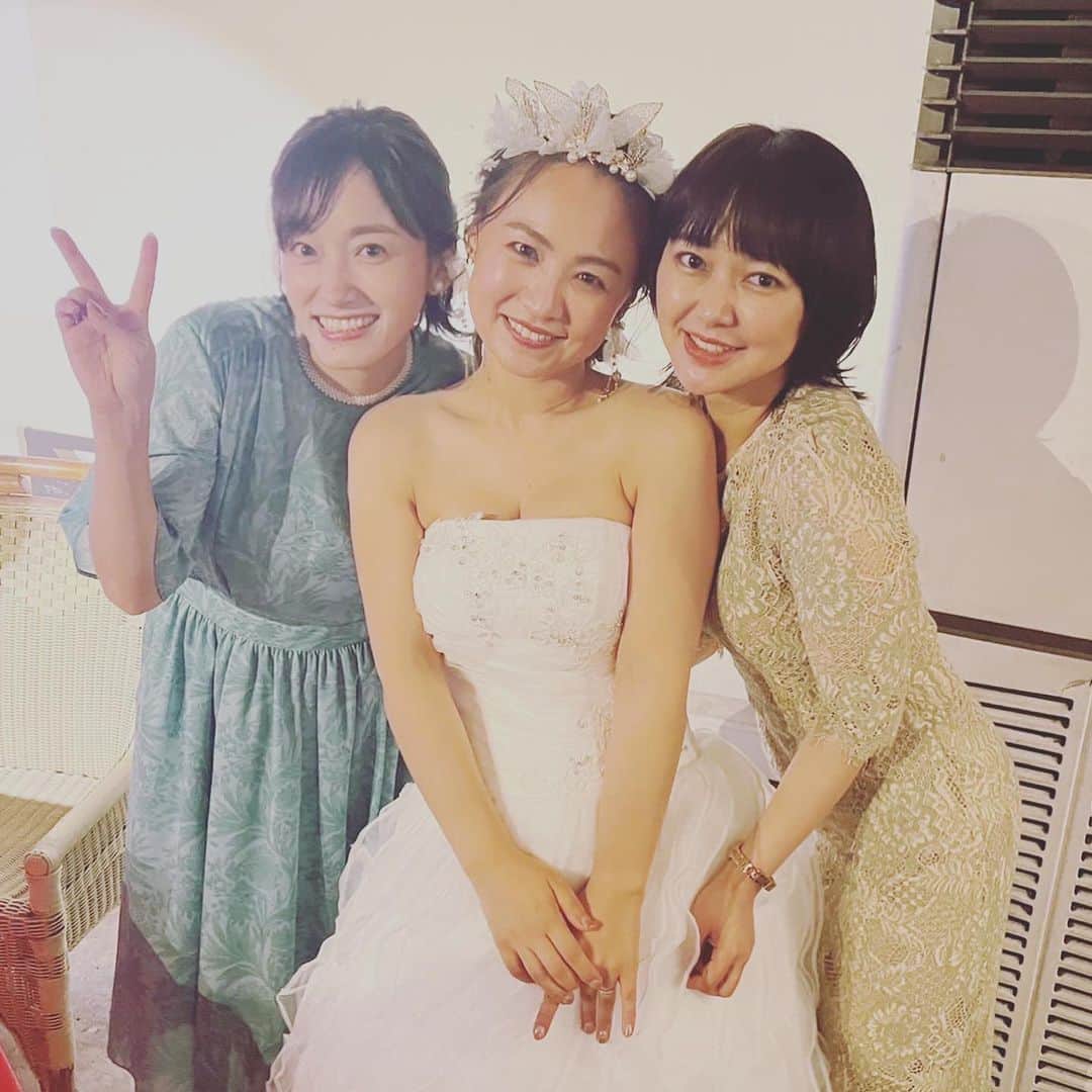 今村美乃さんのインスタグラム写真 - (今村美乃Instagram)「樫山結ちゃん　@yuikashiyama の結婚式にお呼ばれして参加してきました♪  かっしーとも、ちせいちゃん @chiseifukase ともコロナ禍会えず、３年ぶり〜！！！３年ぶりなのに普通な感じでなんだか不思議でした。  会わない間にみんな結婚して、二人は子供ができて、最高に幸せそうで、本当に嬉しかった。みんなそれぞれ生きる場所は別だけど、それぞれの場所で命を輝かせていて素敵です。  樫山結ちゃんは、私が熊本で仕事をし始めた頃最初に声をかけてくれた人。『高校生の時から見てたよ！』って言ってくれて、たくさんお話ししてくれて凄く安心したのを覚えています。  何度も撮影の後、私を家まで送ってくれたり、久しぶりに熊本に帰ってきて浦島太郎状態の私に本当にたくさんのことを教えてくれました。  高校生の頃は車も無いし、市内以外あまり熊本のことを知らなくて、そんな知識量で番組で県内の色々なところを巡り、かなり事前に勉強しても分からない事も沢山あった。いっぱい下調べして行ったけど臨機応変さが求められるリポートのお仕事では正直足りてないことが沢山あったと思います。  そして、方言も忘れつつあって🥲地元の方が何を話してるのか聞き取れないし、理解できなくて、すごく苦戦しました。 何度もかっしーに通訳してもらいました！！！  熊本弁を話した方が親しみやすくなるかなぁ…でもわざとらしくならないかな〜…とかめっちゃ相談したな…  かっしーもちせいちゃんも、地元の方やスタッフさんとのコミュ力が本当に凄くて、毎回毎回本当に尊敬っ！！ってなったし、私も見よう見まねでやってみてました😊本当に本当に二人に沢山助けて貰ったんだな〜！！！そして楽しかったね😊  結婚式は本当に凄い規模感だったし、熊本のタレントさん達もたくさん来られていて、憧れの方にお会い出来たり楽しかったな〜♡  旦那さんがかっしーにメロメロだと言うことが、よく分かりました😊😊😊😊❤️ちせいちゃんと二人で『奥さんがかっしーって、超自慢だよなぁ。』としみじみ、何度も呟きました笑  またお久しぶりの方々に沢山お会いできて、熊本の為に出来ることがあるなら頑張りたいなって思いました。まずは自分の身を律して、俳優としてもっと輝けるよう日々を過ごしたいと思います♡  コロナで県外の人は難しいということになってしまって、そのまま、少し離れてしまっていましたが、凄く良いきっかけをくれて、かっしー、ありがとう😭  番組を視聴してくださっていた方々から『熊本で、もう仕事しないの？』とか『番組やめちゃったの？』とか沢山質問していただいていたのに、きちんと今まで話せてなくてごめんなさい🥲なんと説明したら良いか難しくて黙ってました🥲  お写真撮ってくださった皆様ありがとうございました😊😊  #熊本 #結婚式  #田中洋平 さん♪素敵な司会ほっこり楽しみました😙 #おがっち さん！！憧れの人！会えて嬉しい♡ #片山リナ さん☺️めちゃくちゃオシャレだった😚☀️ #高橋よしえ さん♡大好き😘優しいお姉さま。 #英太郎 さん,#MEGさん,#上田啓介 さんお写真ありがとうございました😊」6月12日 16時38分 - imamurayoshino