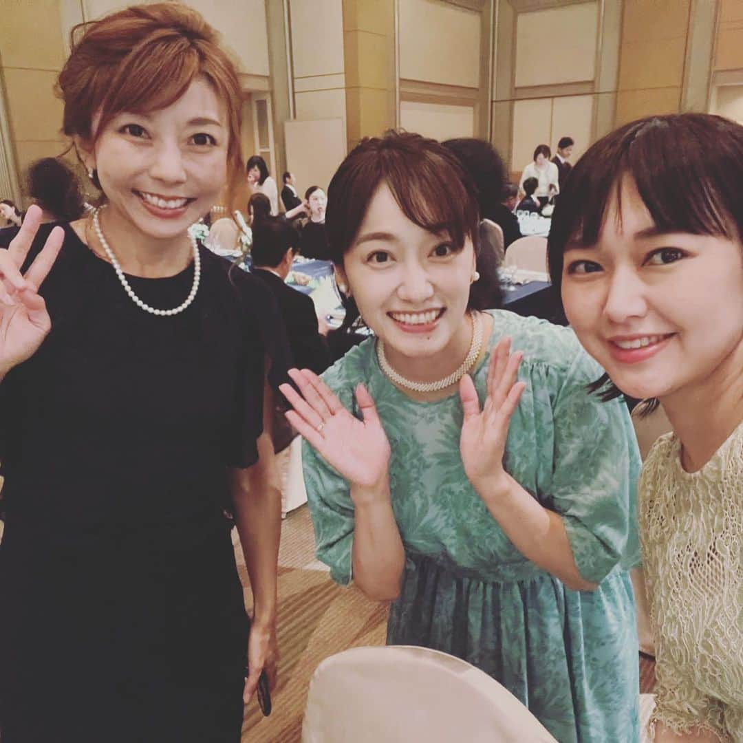 今村美乃さんのインスタグラム写真 - (今村美乃Instagram)「樫山結ちゃん　@yuikashiyama の結婚式にお呼ばれして参加してきました♪  かっしーとも、ちせいちゃん @chiseifukase ともコロナ禍会えず、３年ぶり〜！！！３年ぶりなのに普通な感じでなんだか不思議でした。  会わない間にみんな結婚して、二人は子供ができて、最高に幸せそうで、本当に嬉しかった。みんなそれぞれ生きる場所は別だけど、それぞれの場所で命を輝かせていて素敵です。  樫山結ちゃんは、私が熊本で仕事をし始めた頃最初に声をかけてくれた人。『高校生の時から見てたよ！』って言ってくれて、たくさんお話ししてくれて凄く安心したのを覚えています。  何度も撮影の後、私を家まで送ってくれたり、久しぶりに熊本に帰ってきて浦島太郎状態の私に本当にたくさんのことを教えてくれました。  高校生の頃は車も無いし、市内以外あまり熊本のことを知らなくて、そんな知識量で番組で県内の色々なところを巡り、かなり事前に勉強しても分からない事も沢山あった。いっぱい下調べして行ったけど臨機応変さが求められるリポートのお仕事では正直足りてないことが沢山あったと思います。  そして、方言も忘れつつあって🥲地元の方が何を話してるのか聞き取れないし、理解できなくて、すごく苦戦しました。 何度もかっしーに通訳してもらいました！！！  熊本弁を話した方が親しみやすくなるかなぁ…でもわざとらしくならないかな〜…とかめっちゃ相談したな…  かっしーもちせいちゃんも、地元の方やスタッフさんとのコミュ力が本当に凄くて、毎回毎回本当に尊敬っ！！ってなったし、私も見よう見まねでやってみてました😊本当に本当に二人に沢山助けて貰ったんだな〜！！！そして楽しかったね😊  結婚式は本当に凄い規模感だったし、熊本のタレントさん達もたくさん来られていて、憧れの方にお会い出来たり楽しかったな〜♡  旦那さんがかっしーにメロメロだと言うことが、よく分かりました😊😊😊😊❤️ちせいちゃんと二人で『奥さんがかっしーって、超自慢だよなぁ。』としみじみ、何度も呟きました笑  またお久しぶりの方々に沢山お会いできて、熊本の為に出来ることがあるなら頑張りたいなって思いました。まずは自分の身を律して、俳優としてもっと輝けるよう日々を過ごしたいと思います♡  コロナで県外の人は難しいということになってしまって、そのまま、少し離れてしまっていましたが、凄く良いきっかけをくれて、かっしー、ありがとう😭  番組を視聴してくださっていた方々から『熊本で、もう仕事しないの？』とか『番組やめちゃったの？』とか沢山質問していただいていたのに、きちんと今まで話せてなくてごめんなさい🥲なんと説明したら良いか難しくて黙ってました🥲  お写真撮ってくださった皆様ありがとうございました😊😊  #熊本 #結婚式  #田中洋平 さん♪素敵な司会ほっこり楽しみました😙 #おがっち さん！！憧れの人！会えて嬉しい♡ #片山リナ さん☺️めちゃくちゃオシャレだった😚☀️ #高橋よしえ さん♡大好き😘優しいお姉さま。 #英太郎 さん,#MEGさん,#上田啓介 さんお写真ありがとうございました😊」6月12日 16時38分 - imamurayoshino