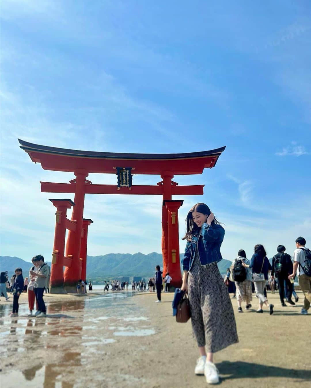 土屋炎伽のインスタグラム：「✳︎ 少し前ですが 広島に行ってきました🚄☆ 念願の厳島神社と、 行ってみたかった尾道へ✨  厳島神社のある宮島は 歩いてるだけでリフレッシュできる パワースポットでした☺️🌱 食べ歩きグルメも豊富で 大好物の牡蠣もたくさん食べることができて 大満足😋🦪🫶 尾道散策も楽しかったなぁ♪  心のデトックスができた広島旅でした😉🍀 . #広島 #宮島 #厳島神社 #尾道」