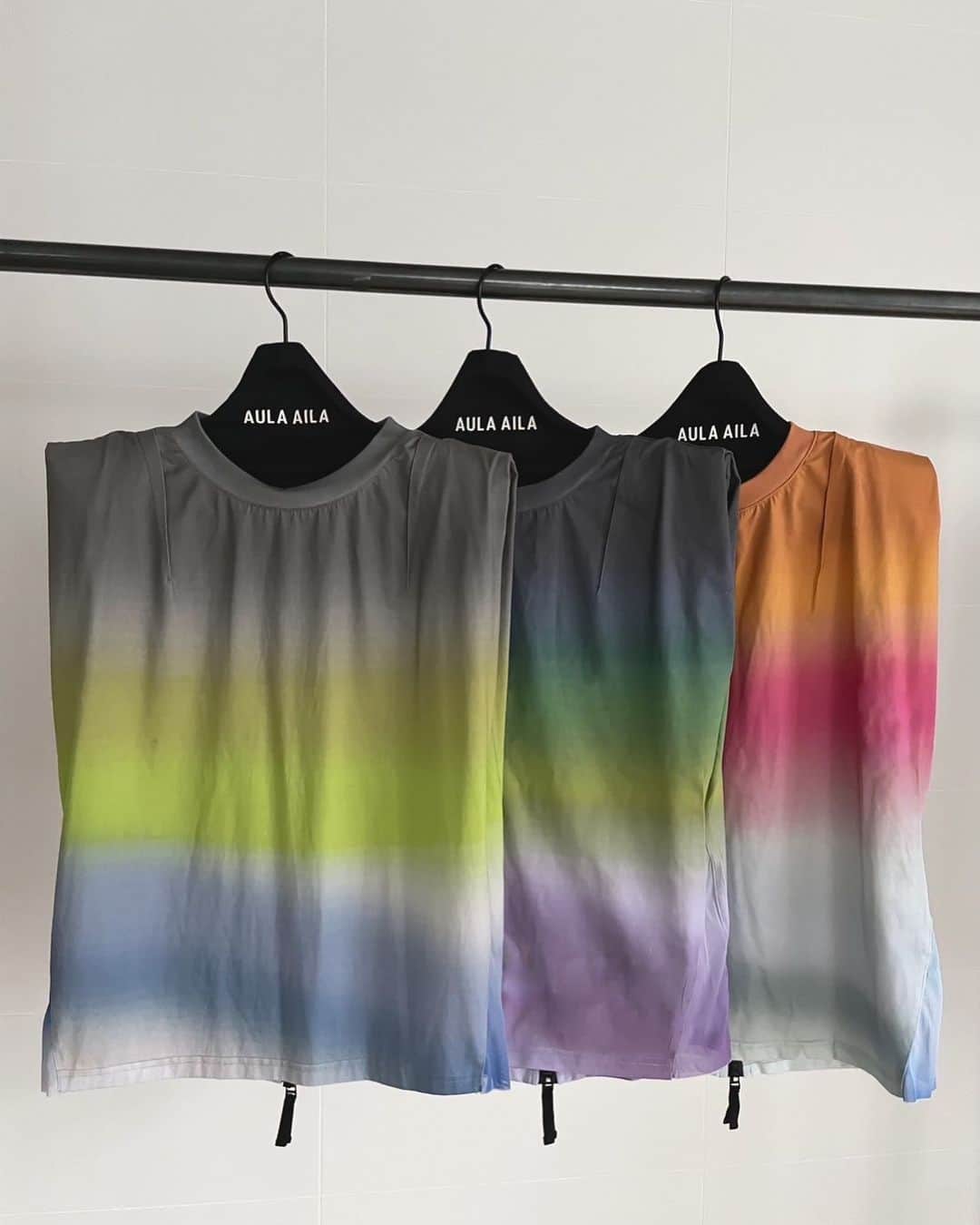 AULA AILAのインスタグラム：「【2023 HIGH SUMMER COLLECTION】  GRADATION T-SHIRT COLOR BLUE/PURPLE/ORANGE SIZE 0 ¥15,400  4色のグラデーションプリントTシャツ。 パワーショルダーから裾に向かって脇でゆるいドレープが出るようにし、抜け感のあるシルエットに。 肩パットは、着用シーンや体型に合わせて取り外しが可能。  ✔️AULA AILA OFFICIAL WEB STOREにて HIGH SUMMER COLLECTIONアイテム展開中！」