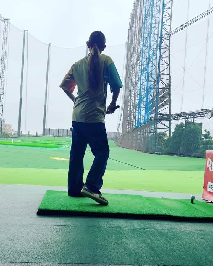 のインスタグラム：「オノフ　フロッグスランニングマスターへの道www😍  ラウンドでもバシバシ乗せたいな✨ 練習頑張る💪  @club_onoff  @nabe_onoff  @archivio.official   #ゴルフ　#ゴルフ女子 #ゴルフ好きな人と繋がりたい  #打ちっぱなし　#練習 #オノフ　#フロッグス #フロッグスランニング #アルチビオ」