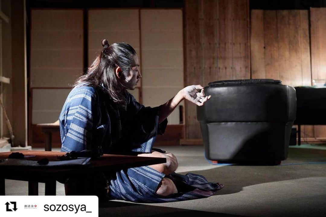 森山未來のインスタグラム：「#Repost @sozosya_ with @use.repost ・・・ 【ストレンジシード2023静岡】  アーティストが静岡のまちの景観だけでなく、音・風・観客までもパフォーマンスに取り込んで、その場所で、その瞬間にしか起こり得ない体験をつくりだす、ストレンジシード静岡2023。  人宿町では辻󠄀本知彦と森山未來が立ち上げたユニット「きゅうかくうしお」が三日間パフォーマンスを開催。東海道でもあり歴史ある街、変わり続ける人宿町という場所で「醸す」をテーマに「素晴らしい偶然をつないで」が展示、上映され、本社のSOZOSYAビルでもパフォーマンスが行われました。  メンバー全員が個々に思想、創作した多様な作品を体験しながら訪れる皆さまと共に作り上げた三日間。あなただけのストリートシアターってなんだ？の答えを見つけることが出来たでしょうか。  ー ー ー  【きゅうかくうしお】 @kyukakuushio   2010年、辻󠄀本知彦と森山未來が立ち上げたユニット「きゅうかくうしお」。 現在では、今までに関わったスタッフをメンバーとして活動。 @tomohiko_tsujimoto_official  @mirai_moriyama_official   日々係う（かかずらう）ことで生まれるあらゆる現象・感情を創作の起点とし、一人ひとりが自尊心を持ち自立した個の集団として、自由に思考・議論しながら創作のあり方を探り、日常への問いを提示する。」