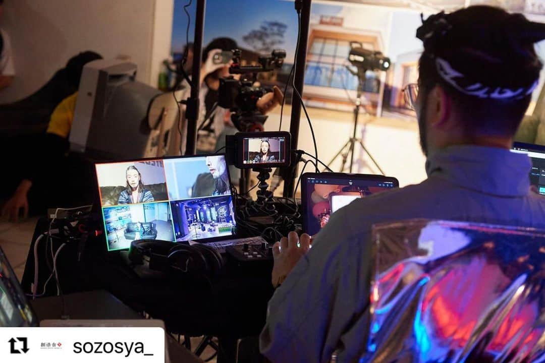 森山未來さんのインスタグラム写真 - (森山未來Instagram)「#Repost @sozosya_ with @use.repost ・・・ 【ストレンジシード2023静岡】  アーティストが静岡のまちの景観だけでなく、音・風・観客までもパフォーマンスに取り込んで、その場所で、その瞬間にしか起こり得ない体験をつくりだす、ストレンジシード静岡2023。  人宿町では辻󠄀本知彦と森山未來が立ち上げたユニット「きゅうかくうしお」が三日間パフォーマンスを開催。東海道でもあり歴史ある街、変わり続ける人宿町という場所で「醸す」をテーマに「素晴らしい偶然をつないで」が展示、上映され、本社のSOZOSYAビルでもパフォーマンスが行われました。  メンバー全員が個々に思想、創作した多様な作品を体験しながら訪れる皆さまと共に作り上げた三日間。あなただけのストリートシアターってなんだ？の答えを見つけることが出来たでしょうか。  ー ー ー  【きゅうかくうしお】 @kyukakuushio   2010年、辻󠄀本知彦と森山未來が立ち上げたユニット「きゅうかくうしお」。 現在では、今までに関わったスタッフをメンバーとして活動。 @tomohiko_tsujimoto_official  @mirai_moriyama_official   日々係う（かかずらう）ことで生まれるあらゆる現象・感情を創作の起点とし、一人ひとりが自尊心を持ち自立した個の集団として、自由に思考・議論しながら創作のあり方を探り、日常への問いを提示する。」6月12日 16時43分 - mirai_moriyama_official