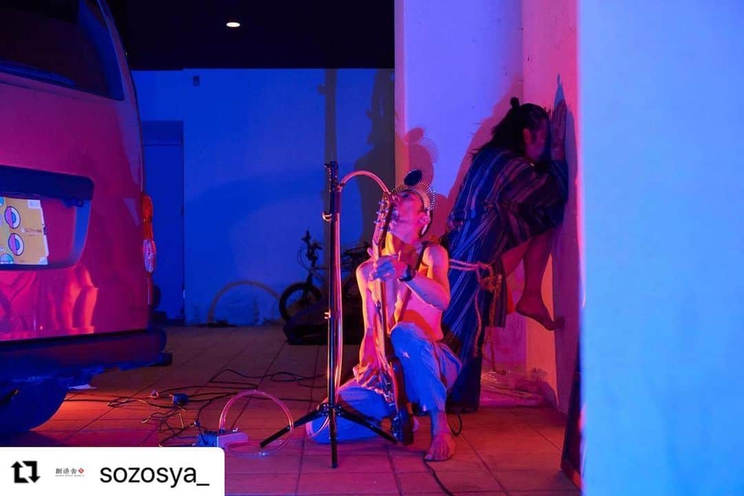 森山未來さんのインスタグラム写真 - (森山未來Instagram)「#Repost @sozosya_ with @use.repost ・・・ 【ストレンジシード2023静岡】  アーティストが静岡のまちの景観だけでなく、音・風・観客までもパフォーマンスに取り込んで、その場所で、その瞬間にしか起こり得ない体験をつくりだす、ストレンジシード静岡2023。  人宿町では辻󠄀本知彦と森山未來が立ち上げたユニット「きゅうかくうしお」が三日間パフォーマンスを開催。東海道でもあり歴史ある街、変わり続ける人宿町という場所で「醸す」をテーマに「素晴らしい偶然をつないで」が展示、上映され、本社のSOZOSYAビルでもパフォーマンスが行われました。  メンバー全員が個々に思想、創作した多様な作品を体験しながら訪れる皆さまと共に作り上げた三日間。あなただけのストリートシアターってなんだ？の答えを見つけることが出来たでしょうか。  ー ー ー  【きゅうかくうしお】 @kyukakuushio   2010年、辻󠄀本知彦と森山未來が立ち上げたユニット「きゅうかくうしお」。 現在では、今までに関わったスタッフをメンバーとして活動。 @tomohiko_tsujimoto_official  @mirai_moriyama_official   日々係う（かかずらう）ことで生まれるあらゆる現象・感情を創作の起点とし、一人ひとりが自尊心を持ち自立した個の集団として、自由に思考・議論しながら創作のあり方を探り、日常への問いを提示する。」6月12日 16時43分 - mirai_moriyama_official