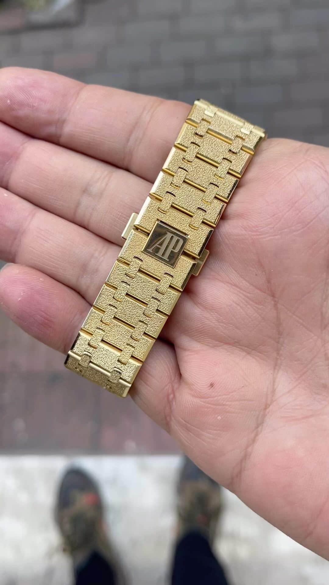 WATCHMANIAのインスタグラム：「Audemars Piguet Royal Oak Frosted Gold Double Balance Wheel Openworked “Rainbow” 🤤🤤  Belongs to @patekfreak  #audemarspiguet #frostedgold #royaloak #rainbowwatch #15412ba」