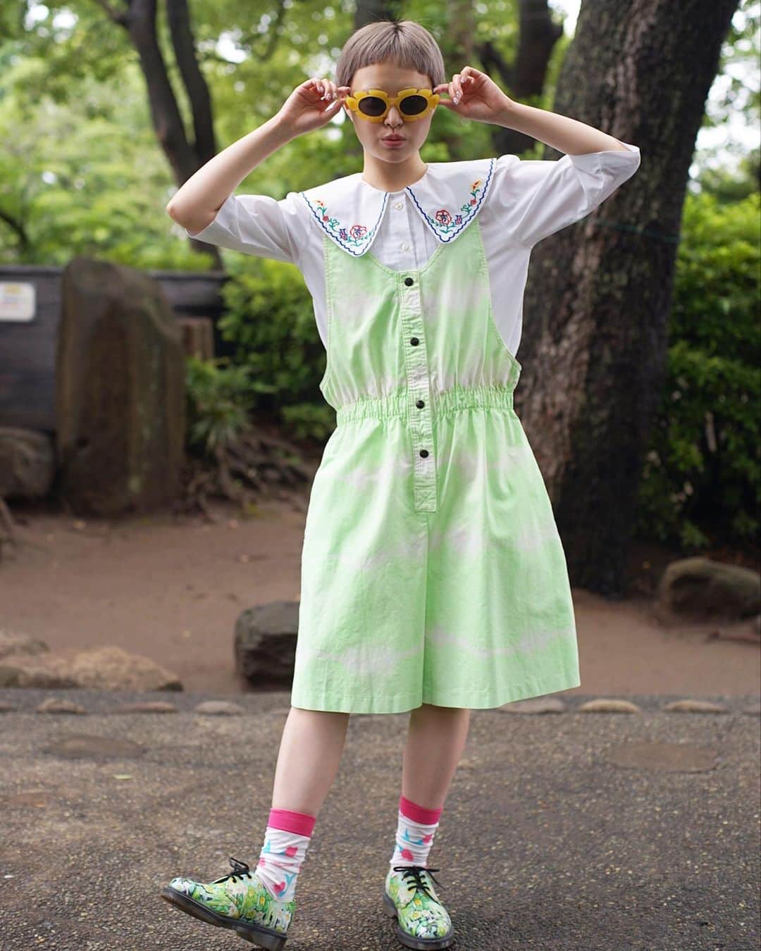 PUNK CAKEさんのインスタグラム写真 - (PUNK CAKEInstagram)「☘️ NEW ARRIVAL ☘️ ☑︎ Tie-dye mint salopette shorts【SOLD】 ☑︎ Big collar flower embroidery blouse【SOLD】  Now on sale ➡︎ ONLINE STORE   model / @momooka_koyoi」6月12日 16時58分 - punk_cake