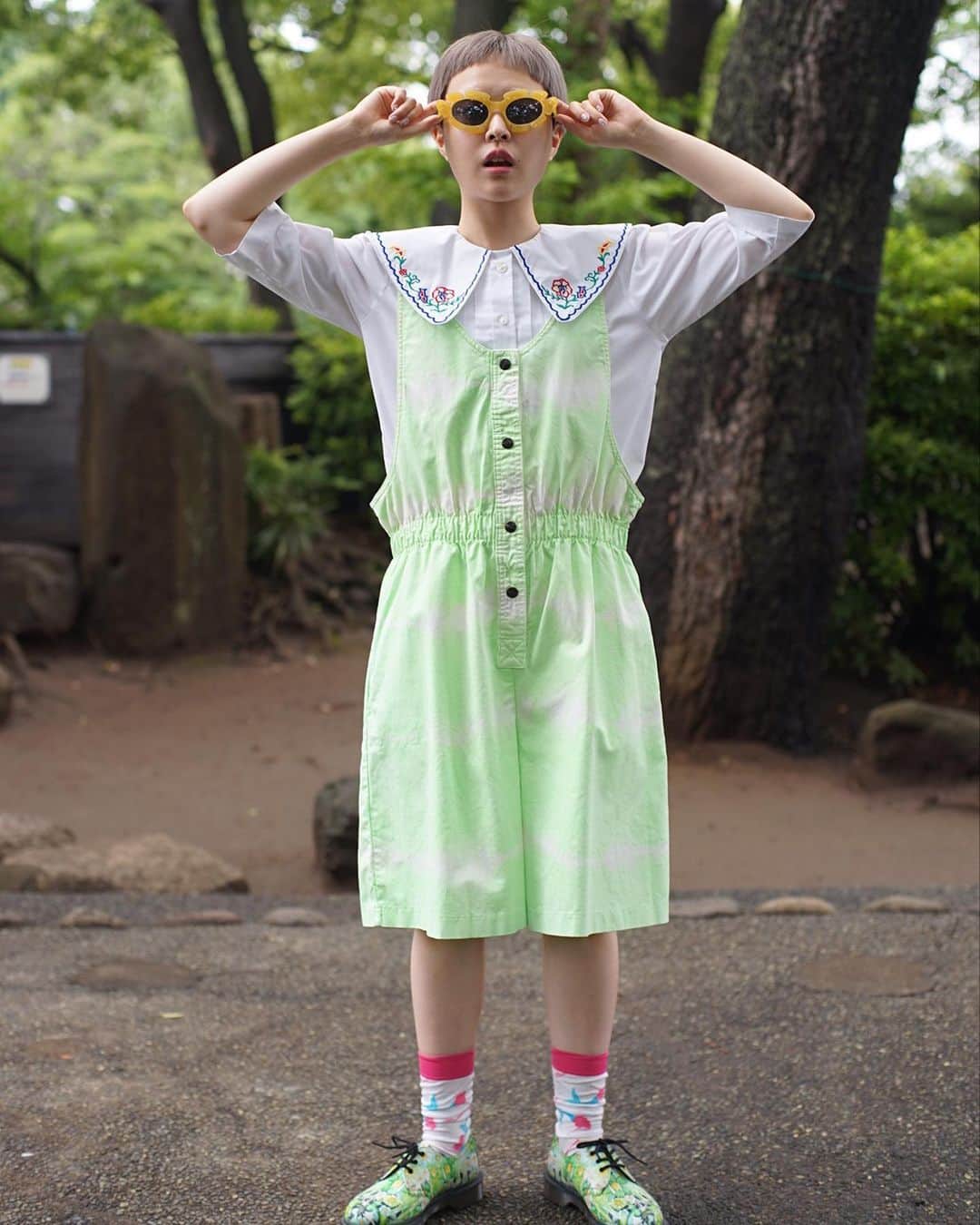 PUNK CAKEのインスタグラム：「☘️ NEW ARRIVAL ☘️ ☑︎ Tie-dye mint salopette shorts【SOLD】 ☑︎ Big collar flower embroidery blouse【SOLD】  Now on sale ➡︎ ONLINE STORE   model / @momooka_koyoi」