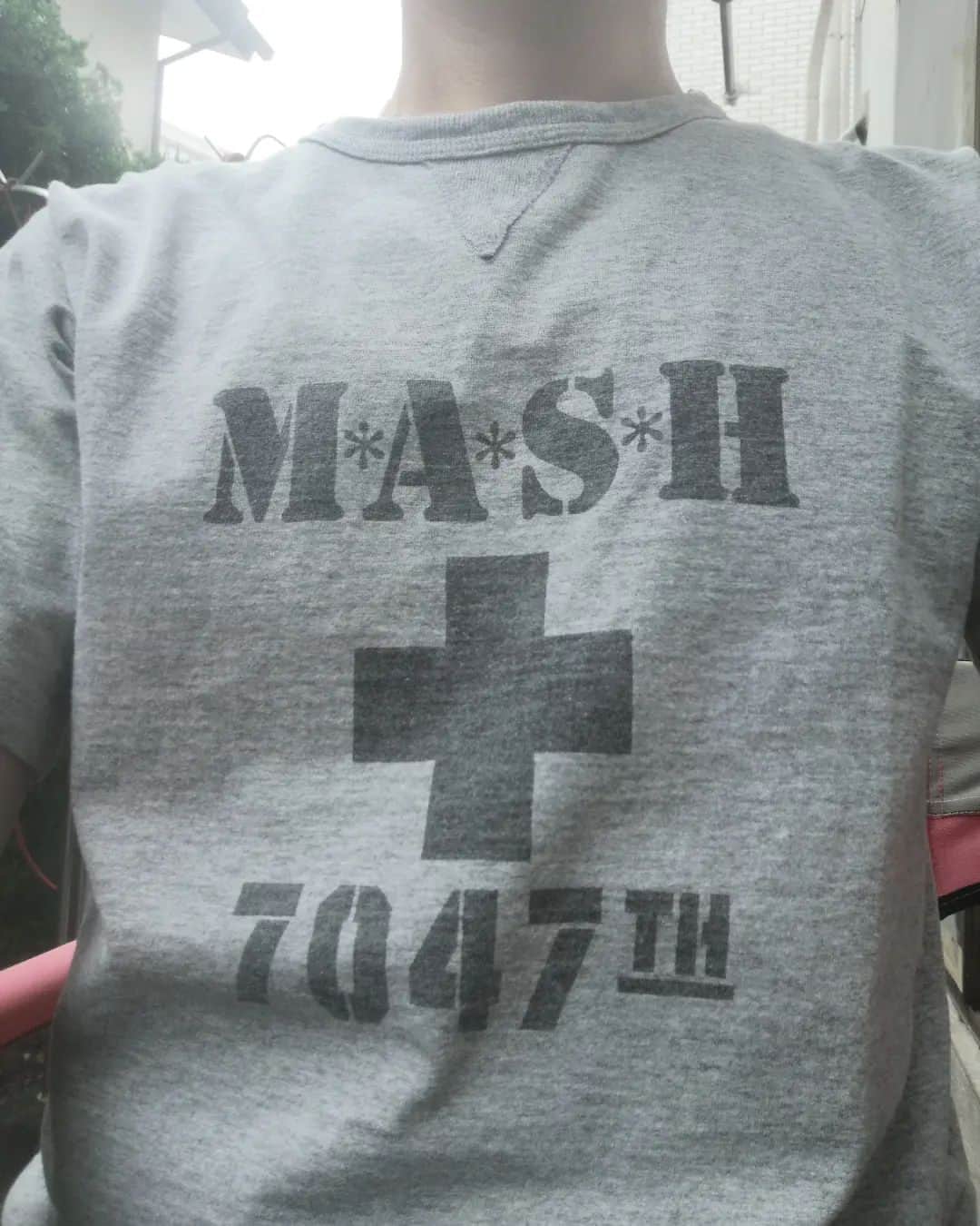 中内正之さんのインスタグラム写真 - (中内正之Instagram)「肉屋の熟女店員に懐かしいTシャツ着てるね！と言われた。 「知ってるんですか！初めてツッコまれましたよ！」と言ったら 「古いから知ってる人は死に絶えたわよ」と言われた。 この人好きだわ〜。今度は色違いの着てこ。 #MASH #B級映画」6月12日 16時56分 - masayuki_nakauchi