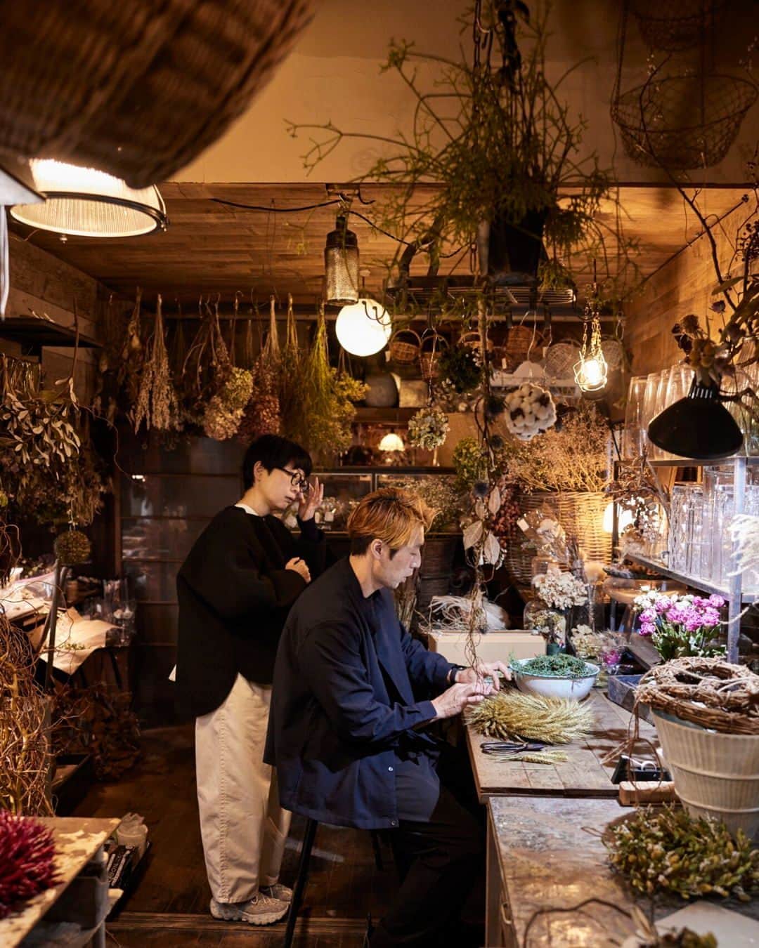 Hanako公式さんのインスタグラム写真 - (Hanako公式Instagram)「【発売中】Hanako特別編集「暮らしの中で見つけた いいモノ、いい店、いい景色 鎌倉案内。 」  料理家の #なかしましほ さんが神奈川・鎌倉の暮らしの中で見つけた、いいモノ、いい店、いい景色を集めました。飲食店から花屋さんまでお気に入りのショップ53軒ほか、魅力あるさまざまな所が登場します。鎌倉の住人になった気分で、巡ってみてください。なかしまさんが散歩しながら考えた、オリジナルレシピも40点、紹介しています。  #Hanako #Hanako_magazine #鎌倉散歩 #鎌倉さんぽ #鎌倉観光 #鎌倉カフェ #鎌倉グルメ #鎌倉食べ歩き #鎌倉の暮らし #なかしましほさんレシピ #kamakuralife #おでかけスポット」6月12日 17時01分 - hanako_magazine