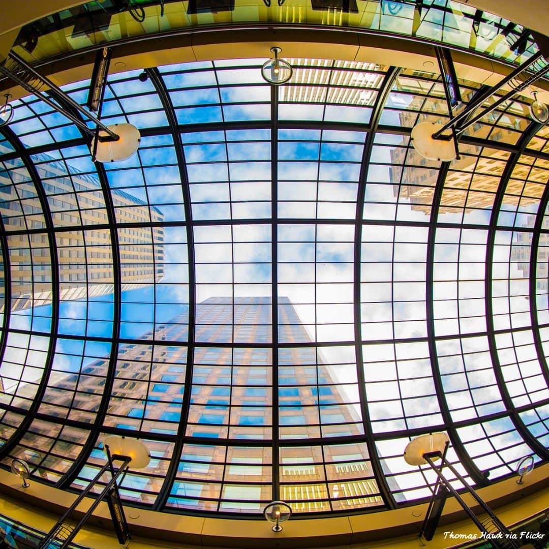 アメリカ大使館さんのインスタグラム写真 - (アメリカ大使館Instagram)「サンフランシスコにあるショッピングモール『クロッカー・ギャレリア』（Crocker Galleria）の中央通路は、吹き抜けのガラス天井になっていて、明るく開放的です。  #サンフランシスコ #SF #CrockerGalleria #ショッピングモール」6月12日 17時00分 - usembassytokyo