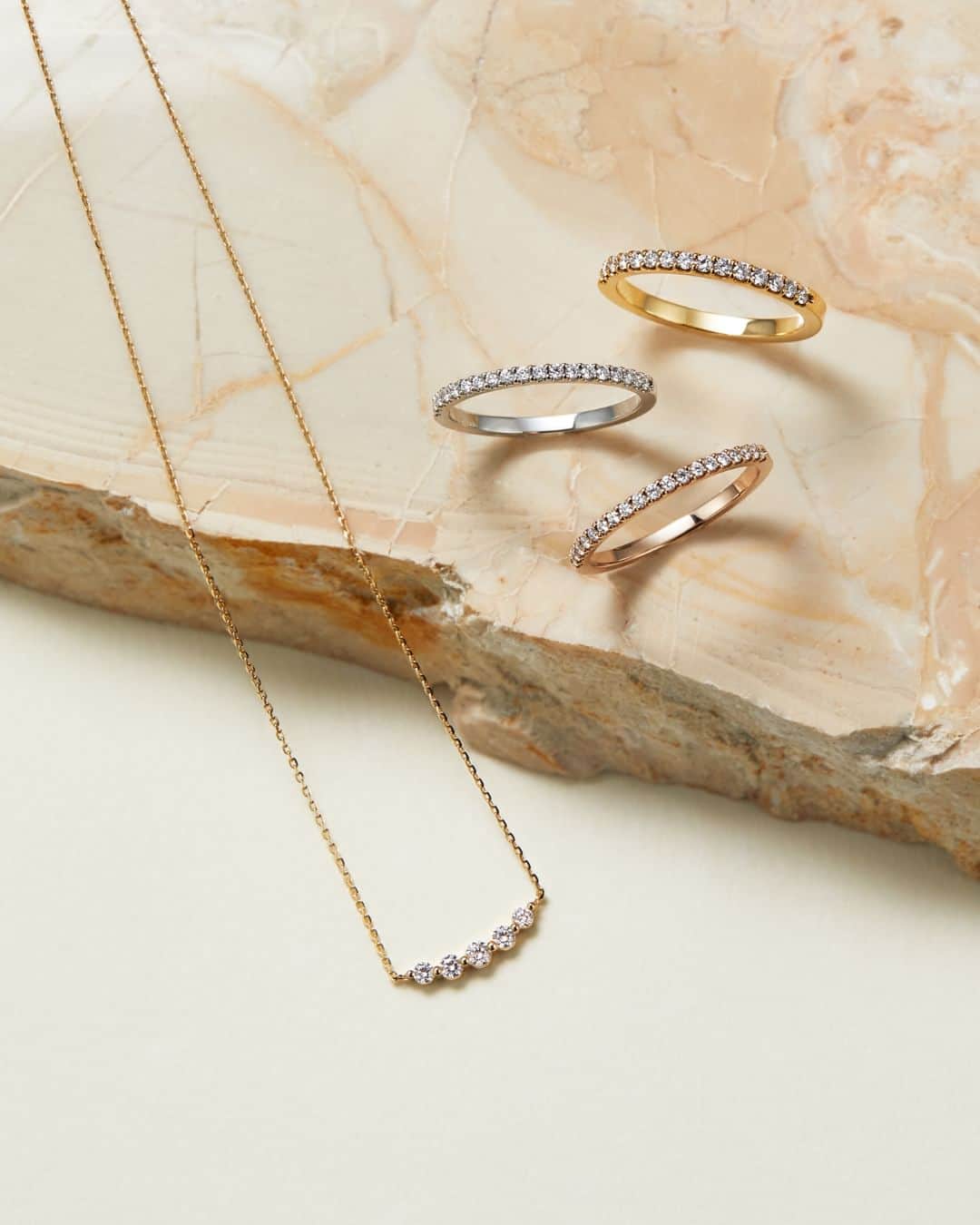 婚約・結婚指輪のI-PRIMO（アイプリモ）公式アカウントのインスタグラム：「ブライダルリング専門店だから叶えられる 高品質のアニバーサリージュエリーを大切なひとへ。  「幸福をもたらすもの」の意を持つ 5石のメレダイヤモンドが連なるネックレス「ナシラ」  神聖な天使の輪をモチーフにした 繊細な輝きが際立つハーフエタニティリング「オレオール」  高品質のダイヤモンドを贅沢にあしらい、 上質な輝きで大切な記念日を祝福します。  ＜アニバーサリージュエリー＞Nashira #アイプリモ_ナシラ ＜アニバーサリージュエリー＞aureole #アイプリモ_オレオール  ーーーーー 6/30まで　ハッシュタグキャンペーン実施中🎁 体験型ギフトやオリジナルジュエリーケースが当たります。 詳細はアカウントトップのピン留め投稿をご覧ください。  ▼アイプリモでは、ご好評のパーソナルハンド診断®を体験いただけます。  ご希望の方はホームページより来店予約をいただくとスムーズにご案内いたします。  @iprimo_official　  ーーーーー  #iprimo #アイプリモ #エタニティリング #アニバーサリージュエリー #ネックレス」
