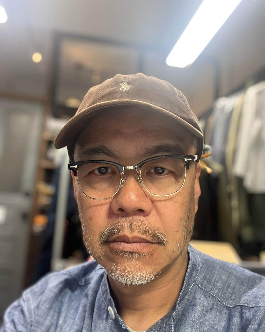 サウンドマンさんのインスタグラム写真 - (サウンドマンInstagram)「先日23AWのLook撮影をしたのだけど、その時に使う小物としてメガネを探そうと思い立ち、検索したら近所に何やら良さげなメガネ屋さんを発見。 しかも入っているビルは自分のいるインペリアルビルと同じ建築家がお同時期('30年代)に設計した大桟橋のたもとにあるジャパンエキスプレスビル。 その時点で何やら好きな匂いがプンプン(笑。 入るとその品揃えとスタッフさんの対応にすっかりハマってしまいました。 そして選んだメガネもモデルに似合うかどうかよりその後自分がかけたいかどうかで決定(笑 アメリカものの'50sサーモントブローのフレームをチョイス。 とりあえず撮影はレンズなしでして自分は色入れてサングラスにしようかなと。 いやはやこんな近くにこんな眼鏡屋さんがあったとはね！ また伺います！  #素敵メガネmichio  #メガネ #横浜 #日本大通り #大桟橋 #ジャパンエキスプレスビル  #ヴィンテージメガネ #サーモント #ブロウ #ご近所さん #ヴィンテージビル #soundman #サウンドマン #2023ss #heritagestyle #vintagestyle  #heritagemenswear  #山下公園 #yokohama」6月12日 17時01分 - soundman.jp