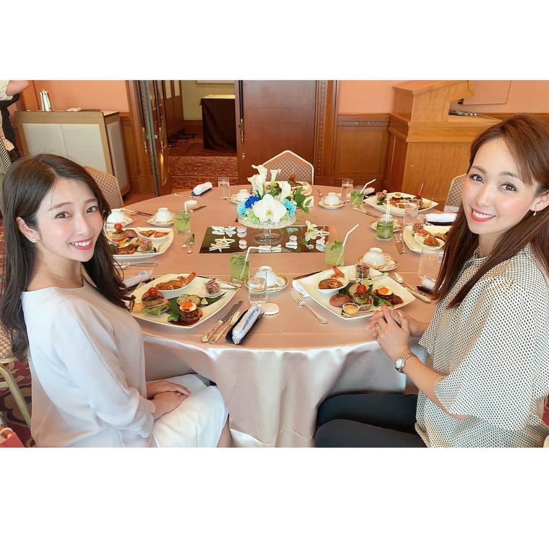澤野井香里のインスタグラム：「#帝国ホテル大阪 で月末まで開催中の【ハワイ ハレクラニフェア🌺】へ、#おはよう朝日土曜日です のエレクトーン🎹で活躍中の#小椋寛子 ちゃんと💕 @ogura_hiroko   ハワイ🌴に行く度に訪れる大好きなハレクラニを関西でも楽しめるイベントで毎年楽しみにしていて🥰  ハワイから来日されたハレクラニシェフ🧑‍🍳のシェイデン・サトウさんがひとつひとつ説明してくださって、ル ミントの爽やかなドリンクで乾杯🥂🌱  ハワイアンアビポケ🐟にトロピカルなシーフードカレー🍛🍍、揚げ焼きライスが新鮮なロコモコ🍳にアヒと海老のシーフードバーガー🍔🦐、デザートは大人気のハレクラニココナッツケーキ🥥とリコッタバナナパンケーキ🍌🥞💕  もうどれも想像以上に美味しくてすっかりハワイに来た気分😘  是非行ってみてね🌺  ホテル内の装花もハワイをイメージされた爽やかなブルーで癒された♡  📍帝国ホテル大阪 @imperialhotel_jp_official   カフェ クベール 2F オールドインペリアルバー 2F ホテルショップ B1  大阪市北区天満橋１丁目８−５０ ☎︎ 06 6881 1111  #ks_23✨ #ks_osaka✨ #大阪 #ハワイ #ハレクラニ #ハワイ #ハワイグルメ #ハワイ好き #モニター」