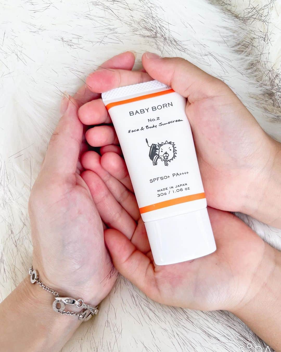 長谷美穂のインスタグラム：「子どもが使える日焼け止めって 悩みますよね🥺  なるべく刺激がないもので 持ち運びもできて、 塗りやすくて 石鹸で落とせるものが必須！✨  今回は特に、 生まれてくる赤ちゃんにも 使えるもの👶✊を探していたので BABY  BORNのフェイス&ボディサンスクリーンは ピッタリでした🥹💖  💛エステティシャンの髙橋ミカさんと4人のママでモデルの東原亜希さんが開発した日焼け止め  💛『SPF50+/PA++++』と高いUVブロック力  💛べたつかず、カサつかない 　 💛使っていて子どもが嫌がらないのもよかったです♡  @mishiilist  @baby_born_jp   #baby_born_jp #mishiilist #ミッシーリスト #高橋ミカ #東原亜希 #ベビーボーン #BABYBORN #ベビースキンケア　#日焼け止め　#日焼け止めミルク #日焼け止めクリーム　#ウォータープルーフ　#紫外線対策 #日焼け対策　#SPF50+/PA+++ #親子で使える　#出産準備 #新米ママ #3人目妊娠中 #赤ちゃんのいる暮らし　#赤ちゃんのいる生活　#アンバサダー #PR」