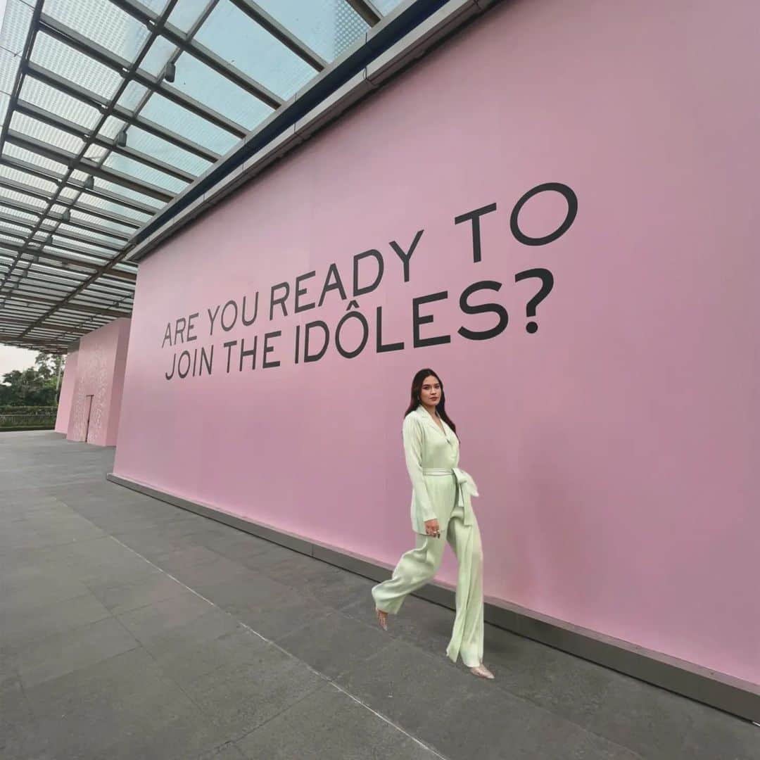 Raisa Andrianaのインスタグラム：「From Paris to Jakarta, IDOLE HOUSE is here!  Aku fomo banget ga bisa hadir di Idole House karena lagi di luar kota, tapi I can't wait to visit and see! IDOLE HOUSE open until 18 June, at Pacific Place Mall. And I'll be there on 15 June!! See you guys there ❤️  Are you ready to join the IDOLES?    #LancomeID #WeAreIdoles」
